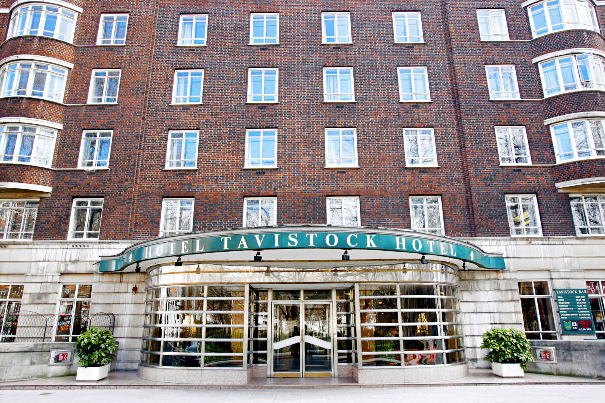 Hotellbygning i murstein med skilt Tavistock Hotel og hovedinngang. (AI-generert tekst)