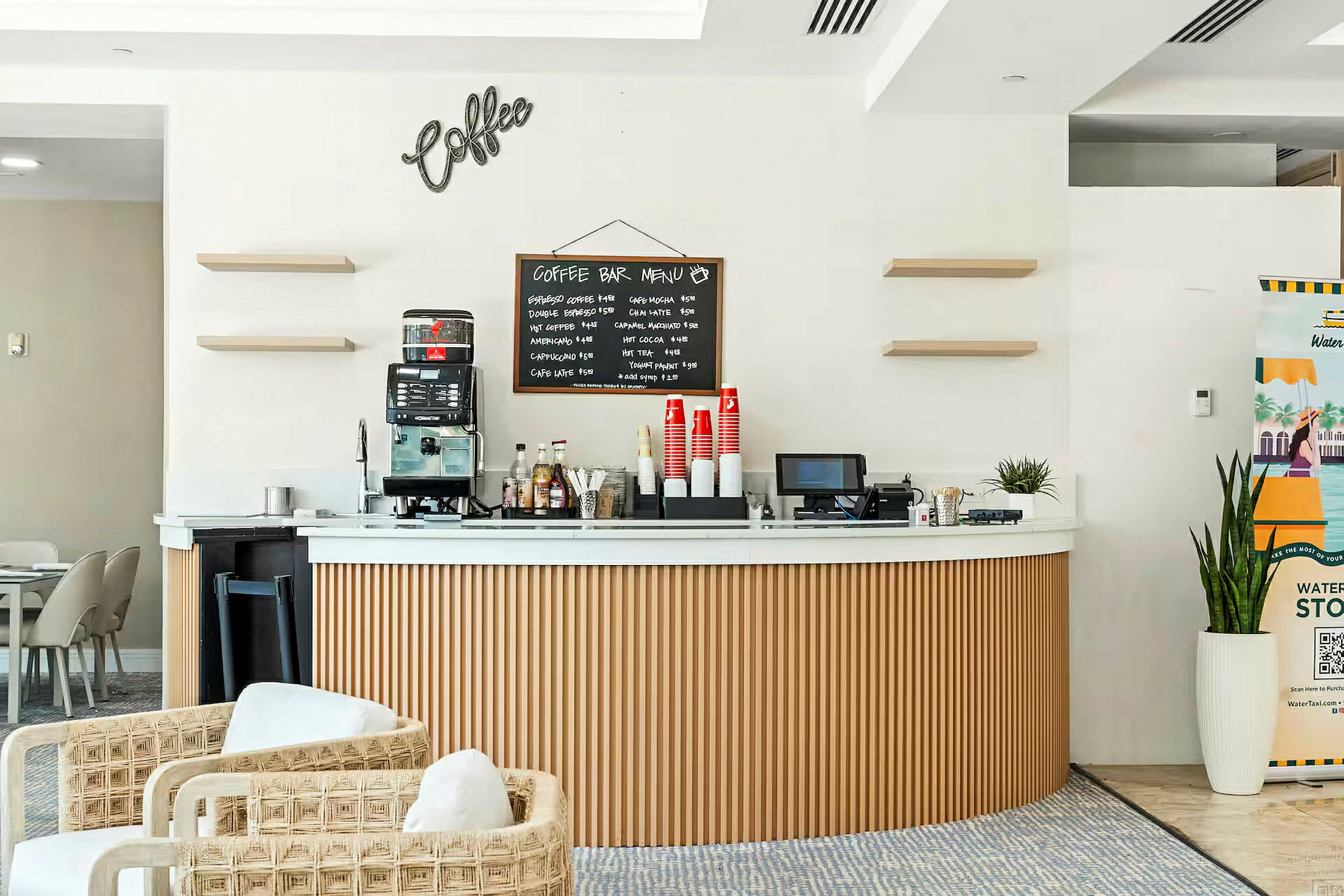 En kaffebar med en kaffemaskin, en meny på veggen og kopper og tilbehør på disken. (AI-generert tekst)