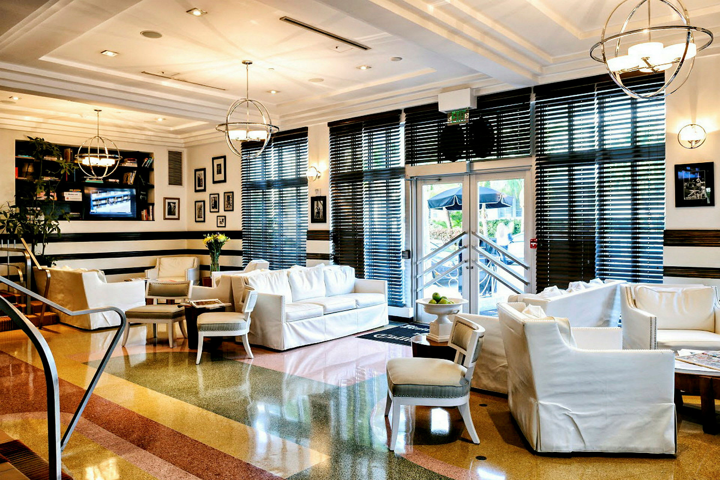Lobby i den ene hotellbygningen