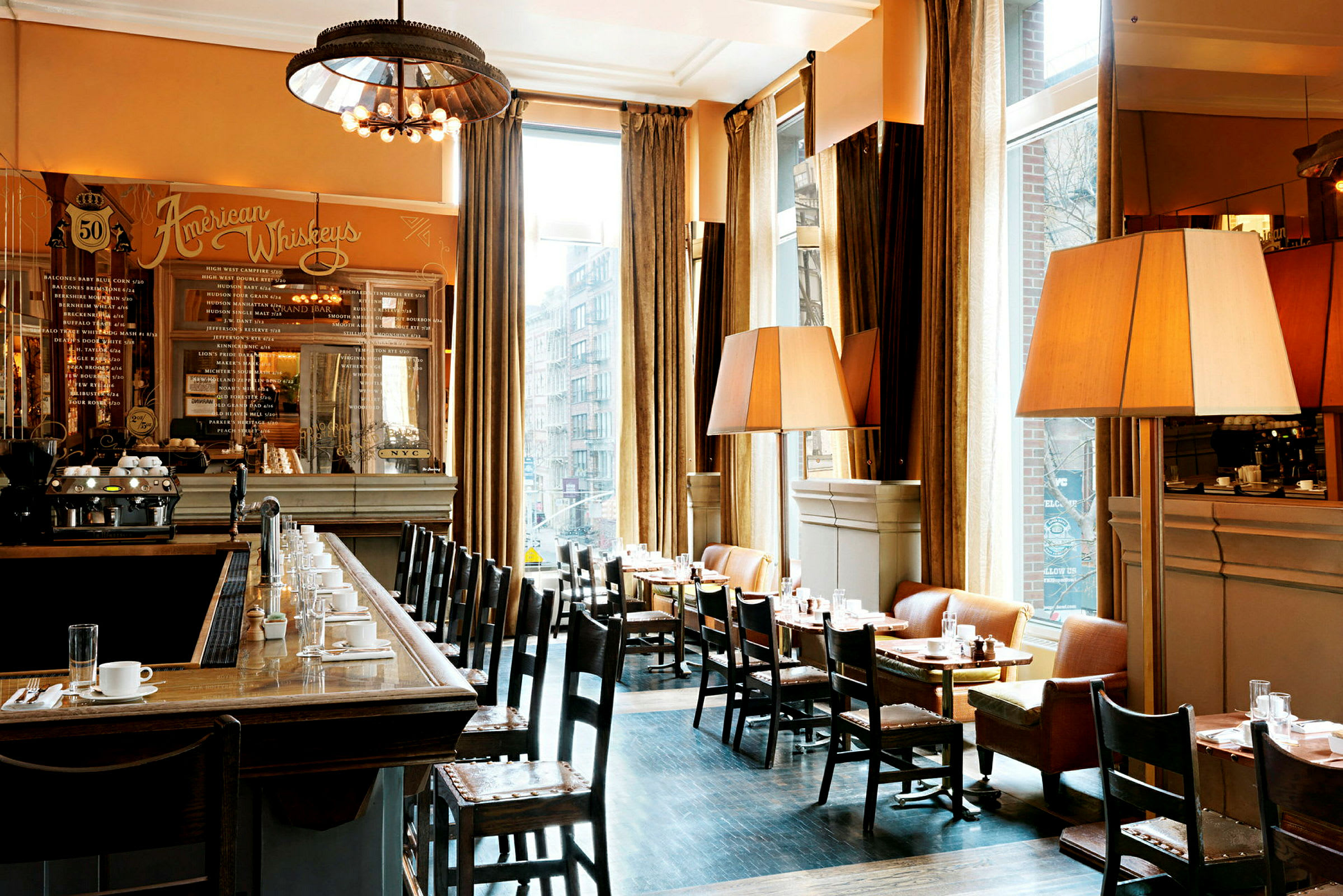 En elegant bistro med bar og bord med duker, arrangert ved store vinduer. (AI-generert tekst)