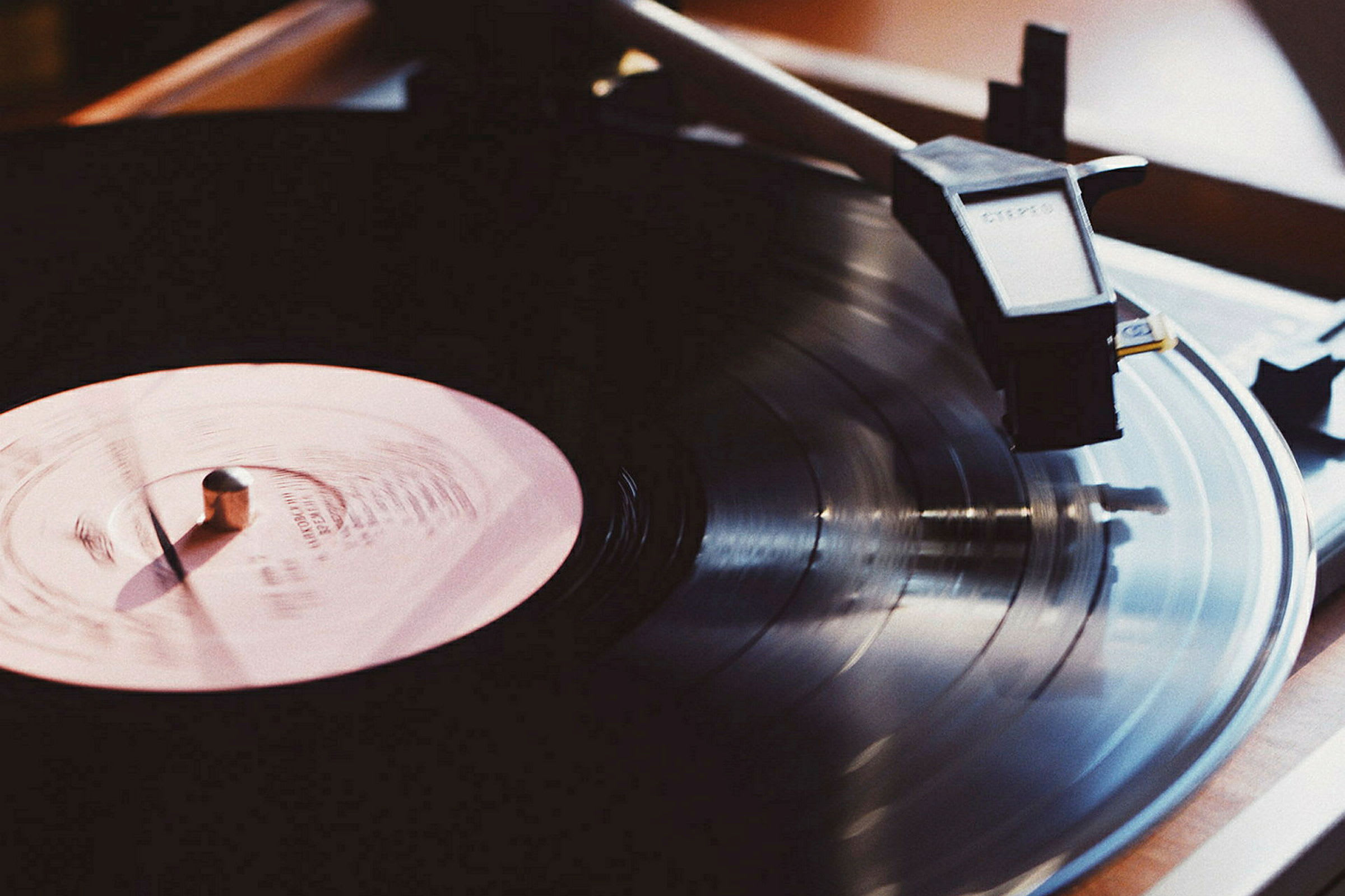 Nærbilde av en vinylplate som spilles på en grammofon. (AI-generert tekst)