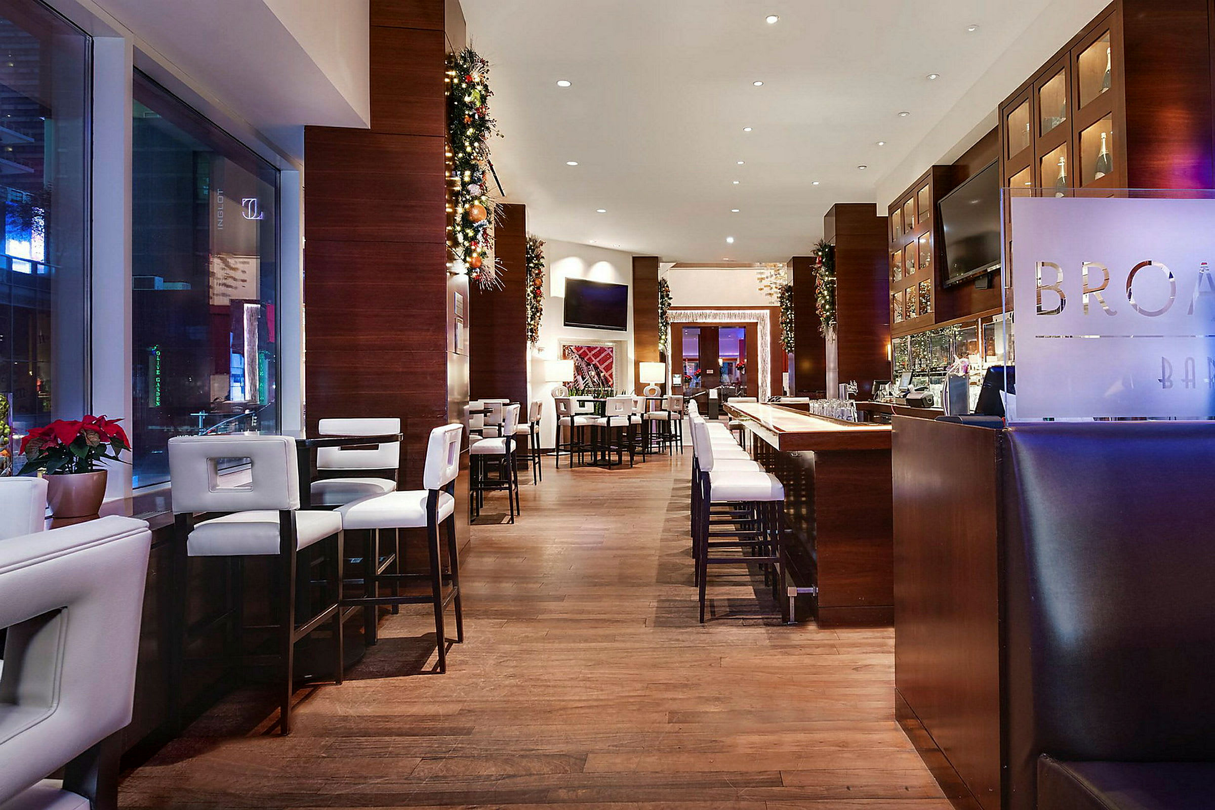 Interiør av en elegant bar eller restaurant med tregulv og opplyst atmosfære. (AI-generert tekst)