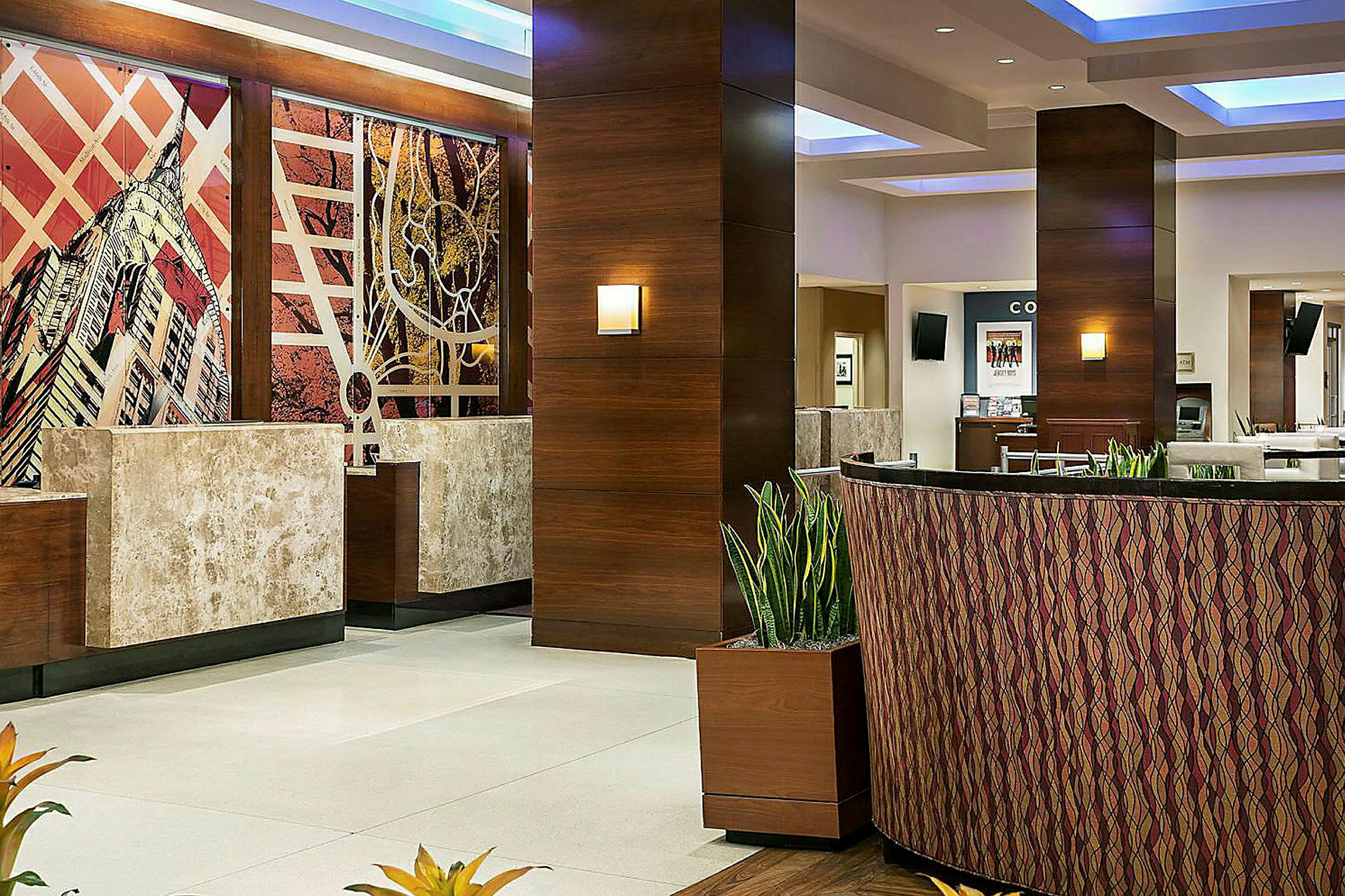 Innkjøring av en stilfull hotellobby med moderne møbler, veggdekorasjoner og belysning. (AI-generert tekst)