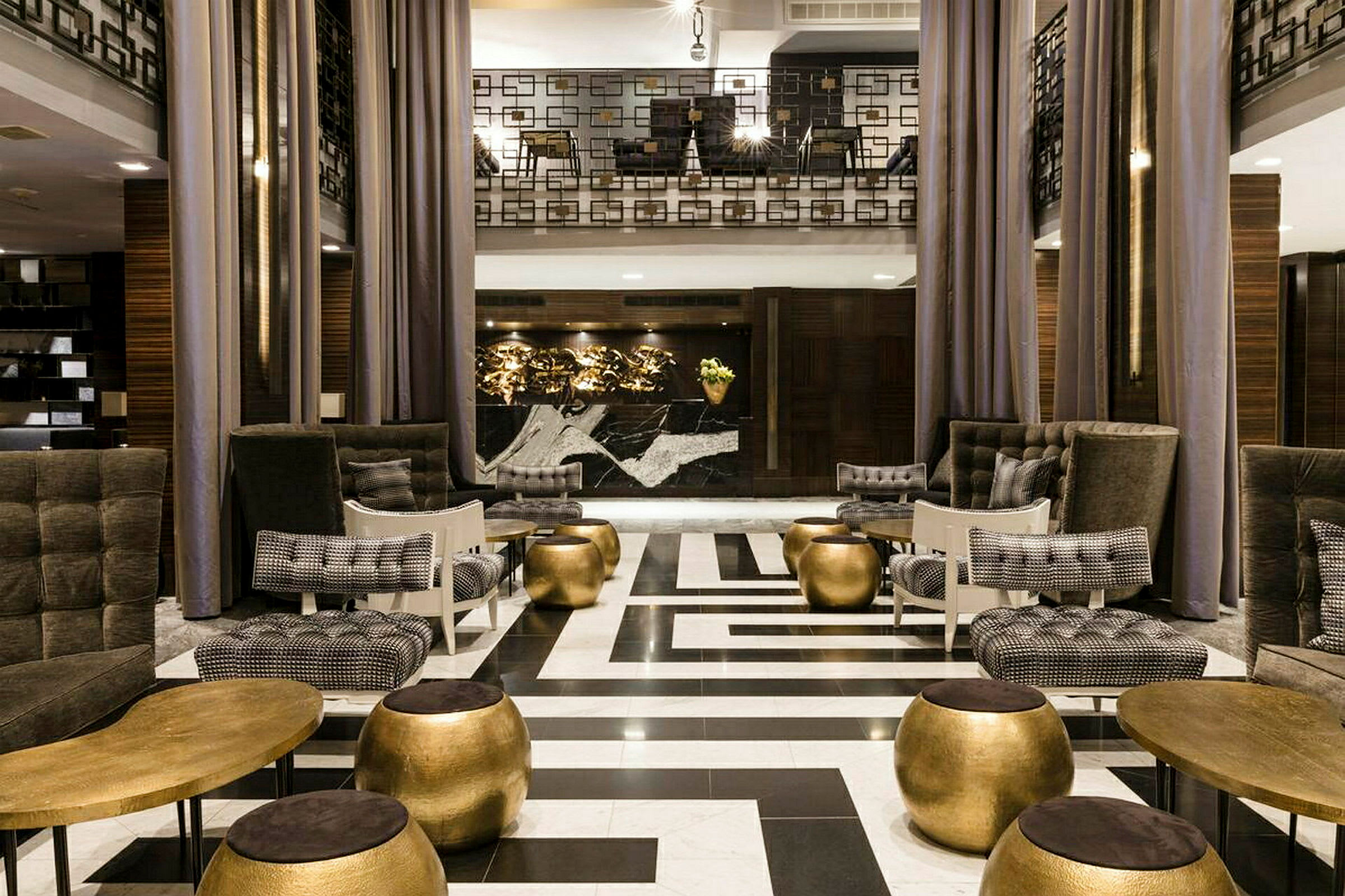 En elegant hotellobby med moderne innredning, luksuriøse møbler og dekorative elementer. (AI-generert tekst)