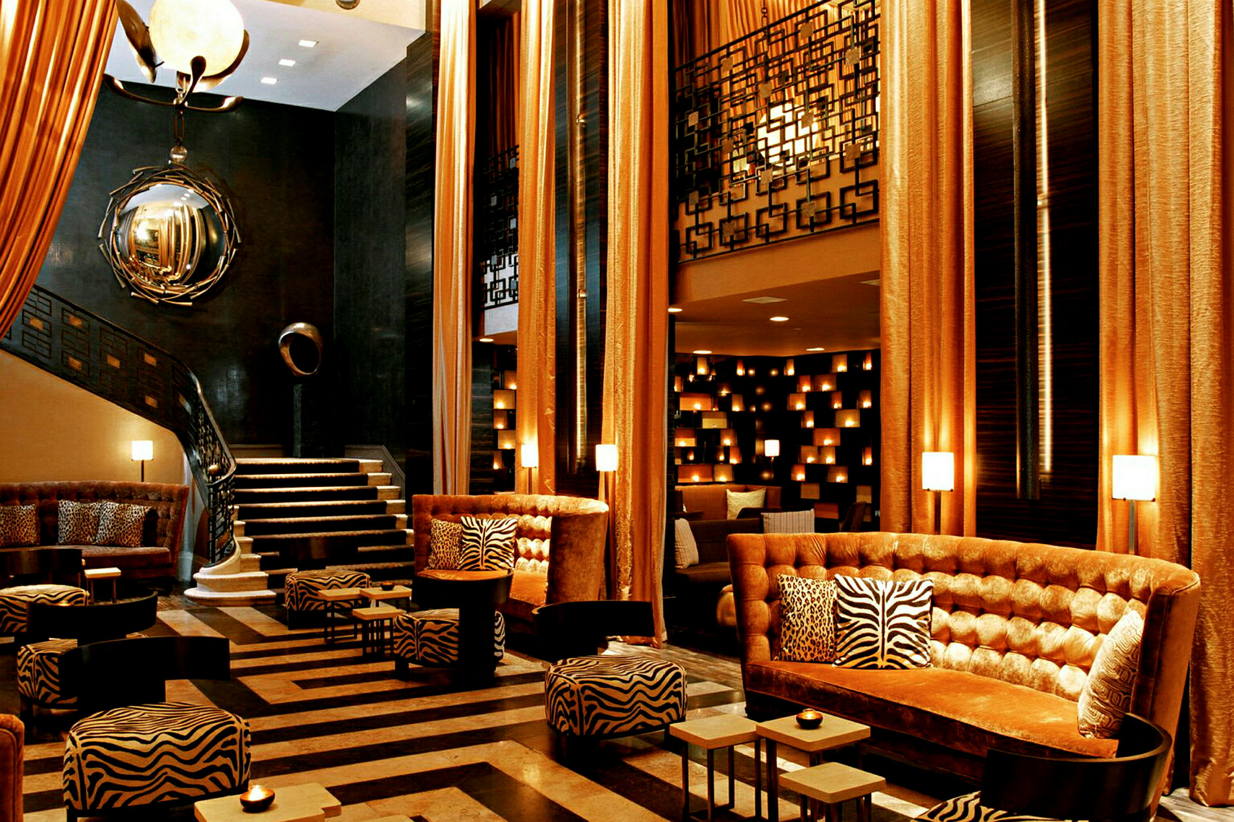 Elegant hotellobby med sitteplasser og trappegelender i moderne design. (AI-generert tekst)