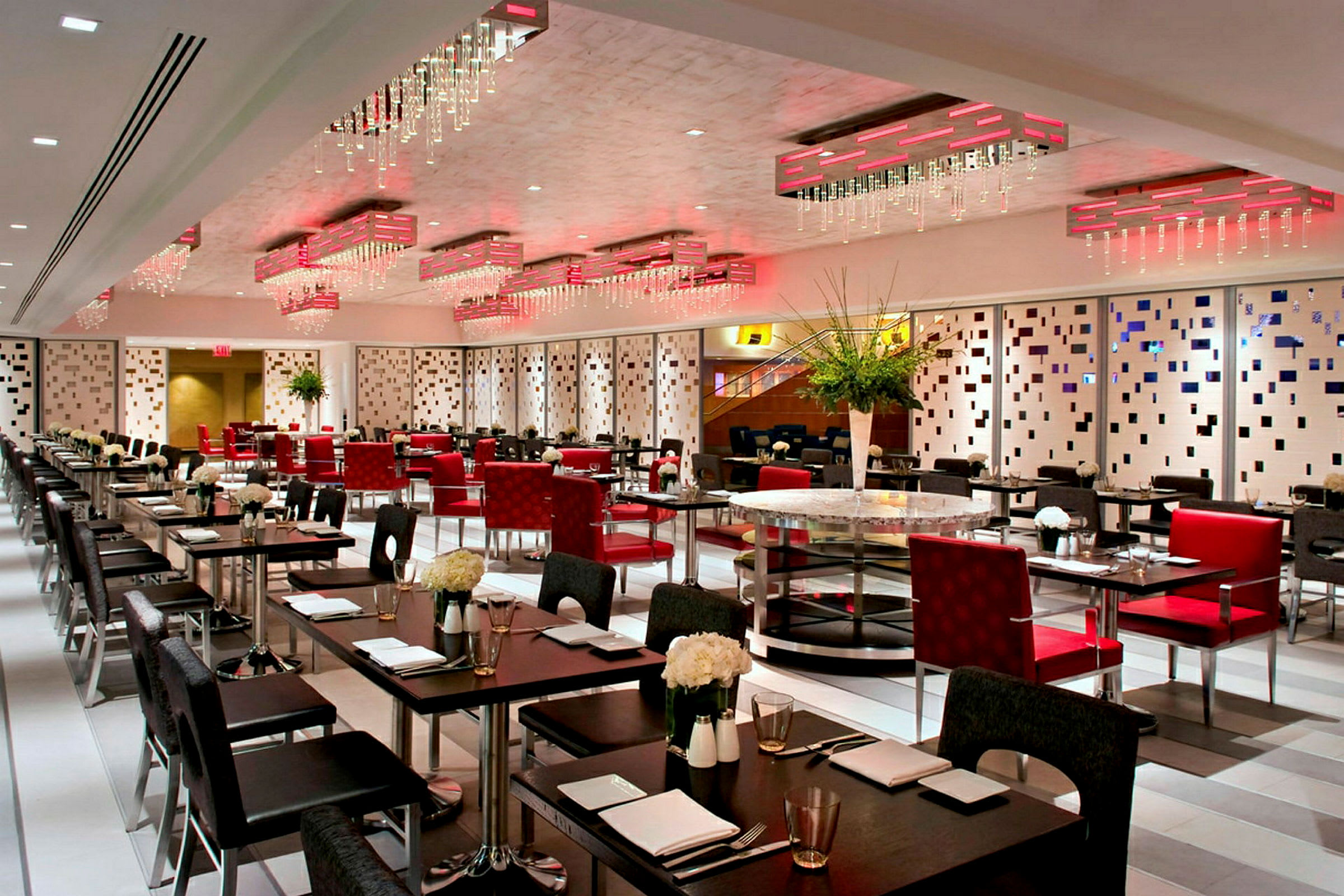 Restaurant med moderne møbler og elegant belysning. (AI-generert tekst)