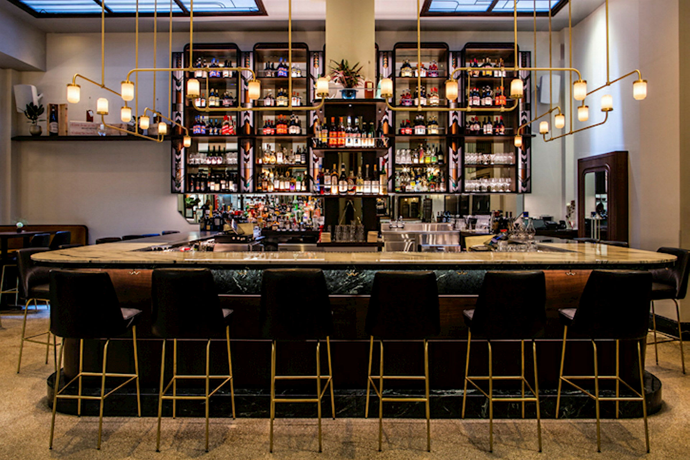 En elegant bar med høye rygger og hjørnebenker. (AI-generert tekst)