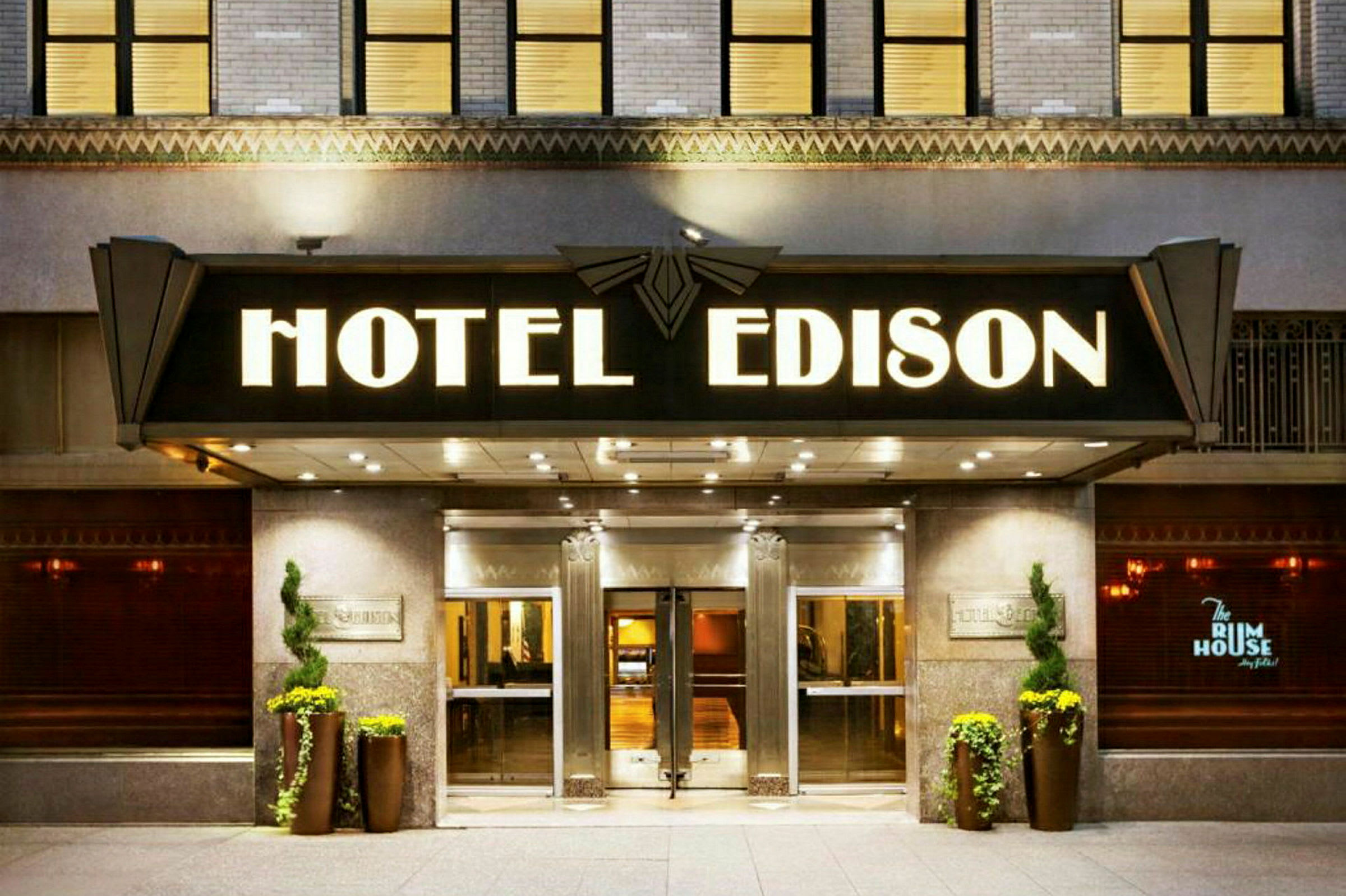 En hotellfasade med skiltet "Hotel Edison" over en inngang. (AI-generert tekst)