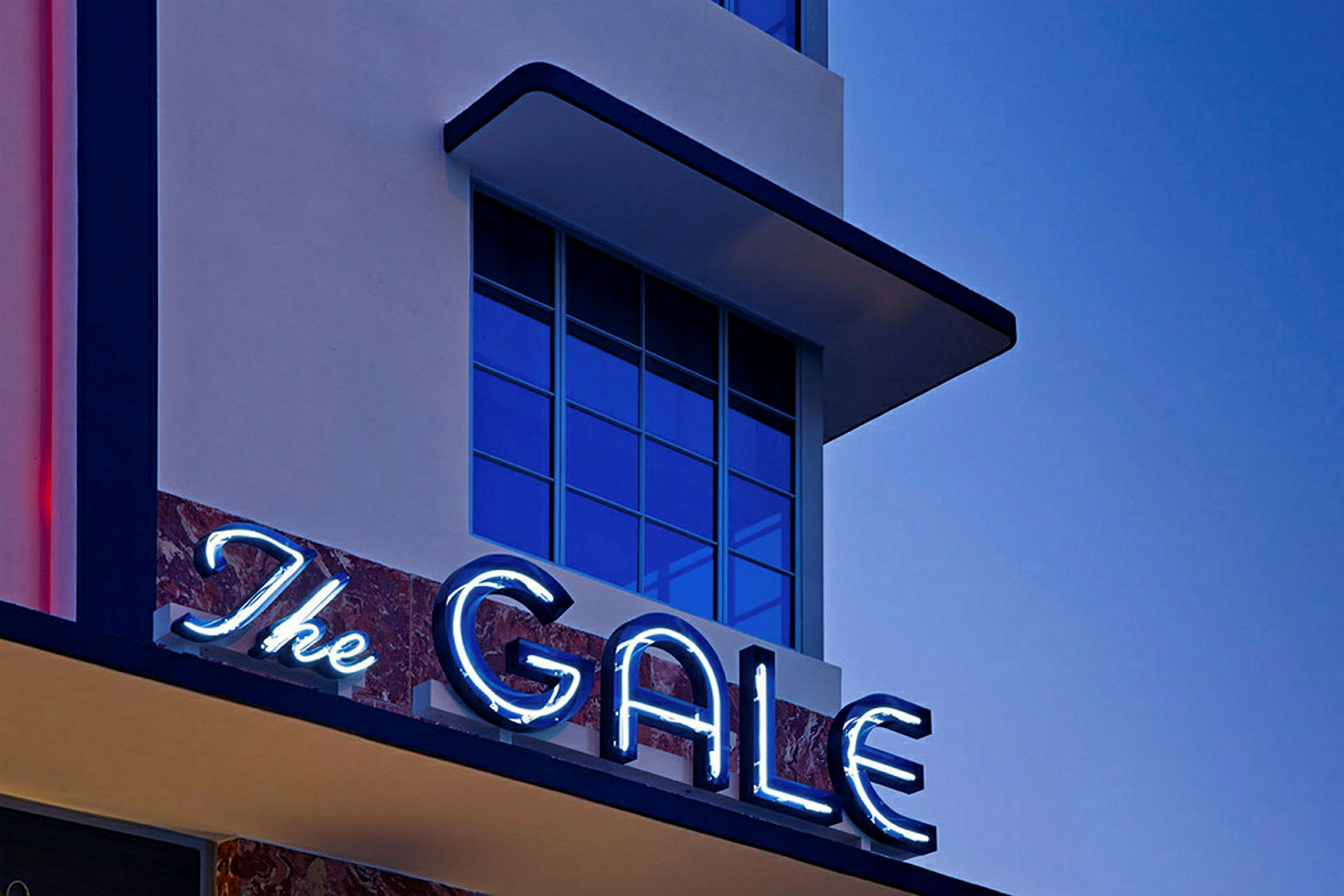 Byfasade med et neonskilt med teksten 'The Gale'. (AI-generert tekst)