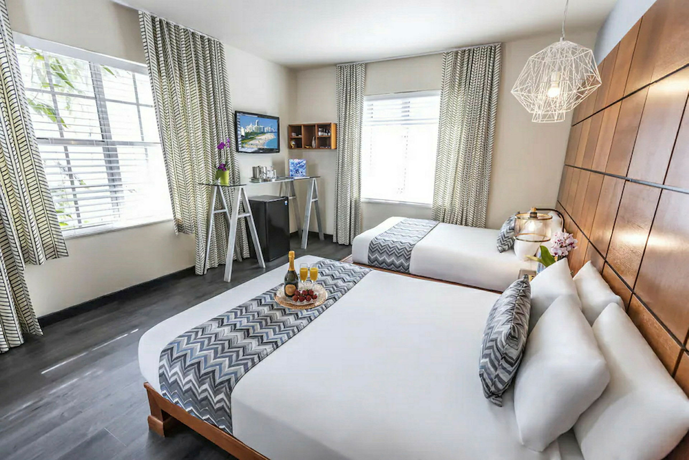 Et hotellrom med to dobbeltsenger, elegant interiør og dekorative detaljer. (AI-generert tekst)