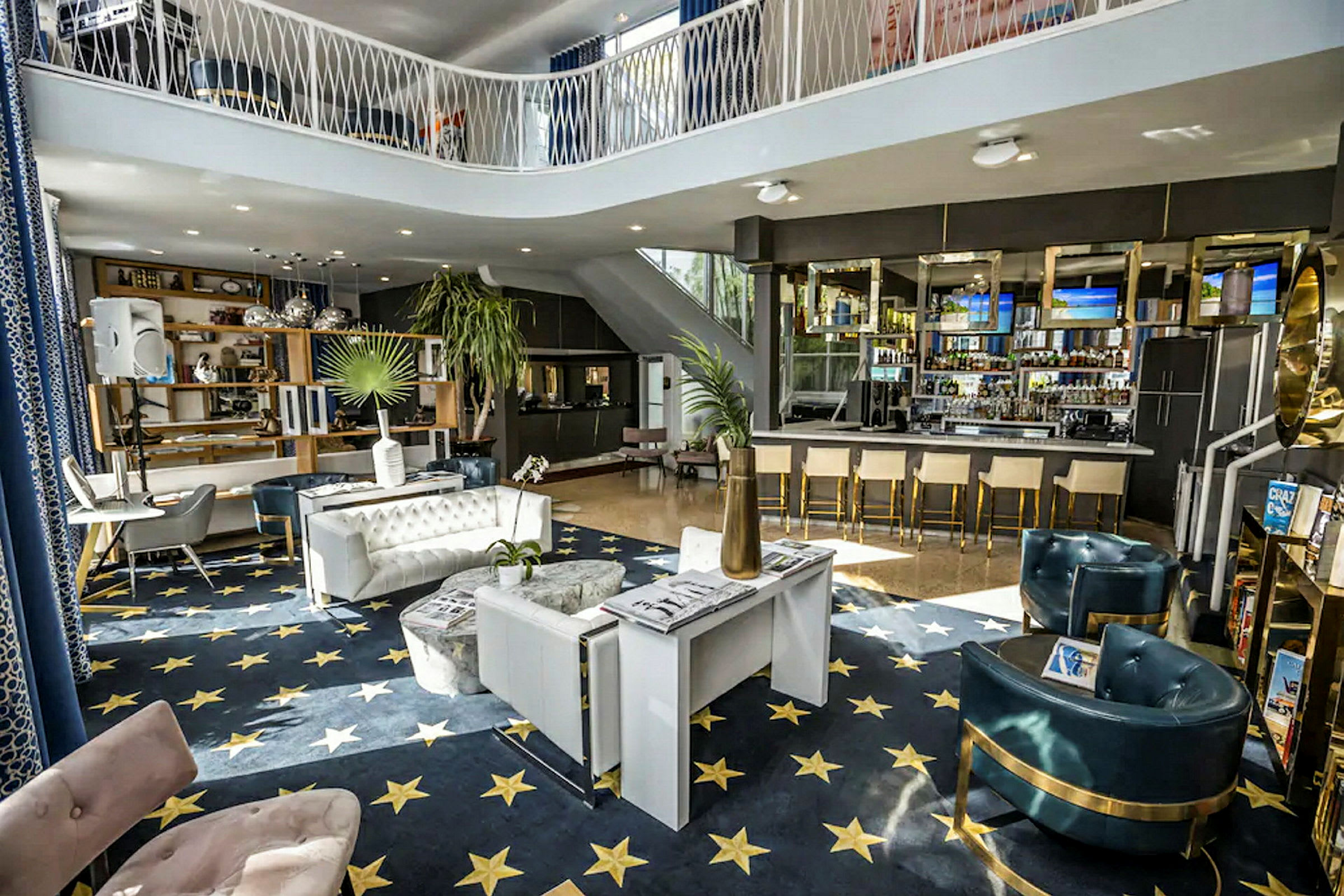 Bilde av et innemiljø med moderne møbler, et stort blått gulv med stjerner og en elegant innredet bar. (AI-generert tekst)