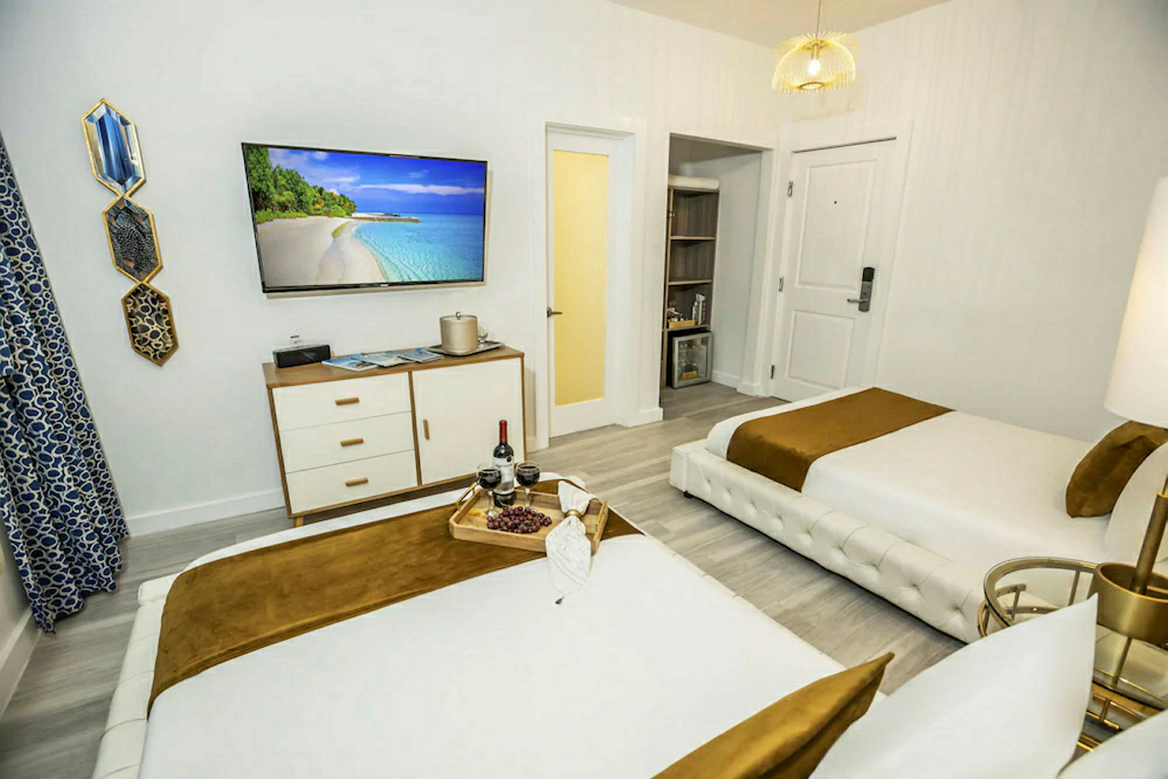 Et hotellrom med to senger, en TV og et bord med dekorasjon. (AI-generert tekst)