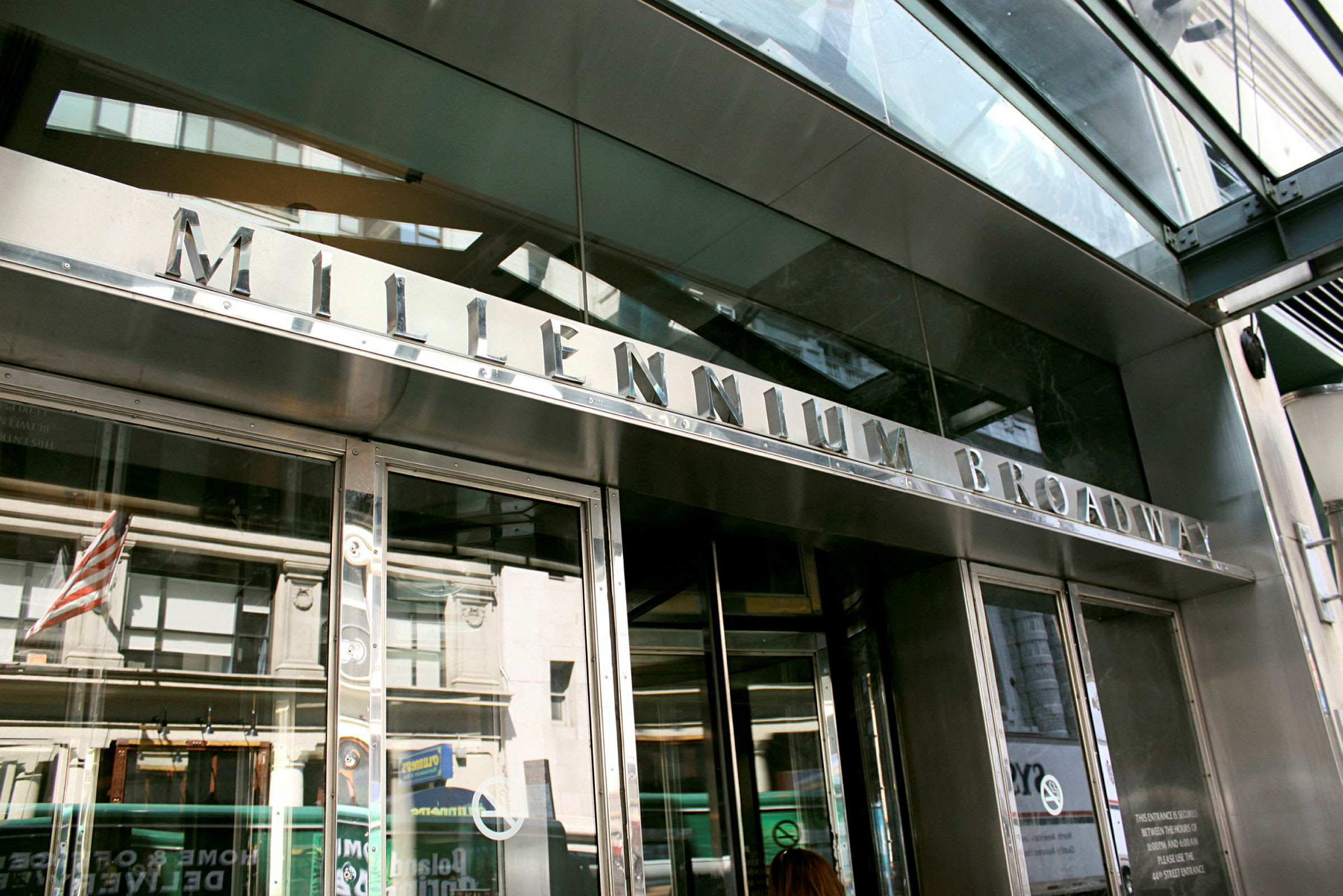 Bilde av bygning med skiltet Millennium Broadway ved inngangen. (AI-generert tekst)