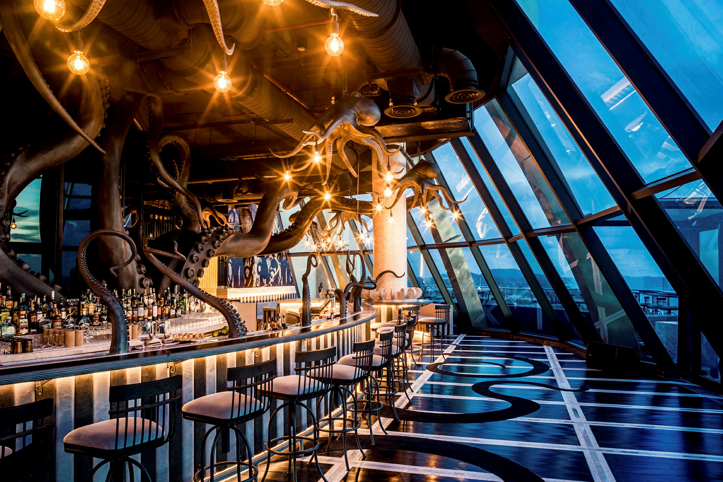 Bar med fantasifulle dekorasjoner og store vinduer med utsikt. (AI-generert tekst)