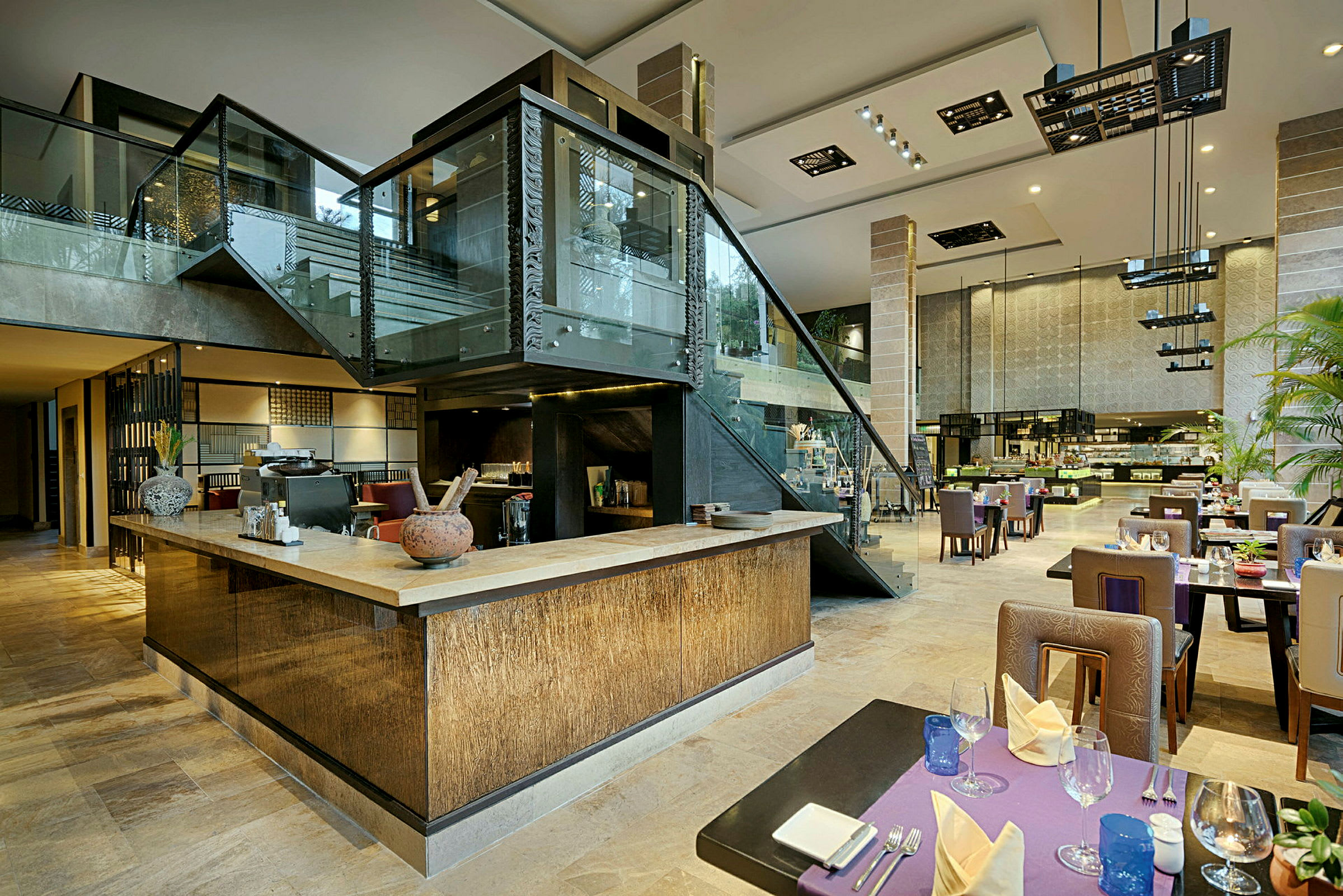 Restaurant med moderne innredning, sitteplasser og et åpent kjøkken. (AI-generert tekst)