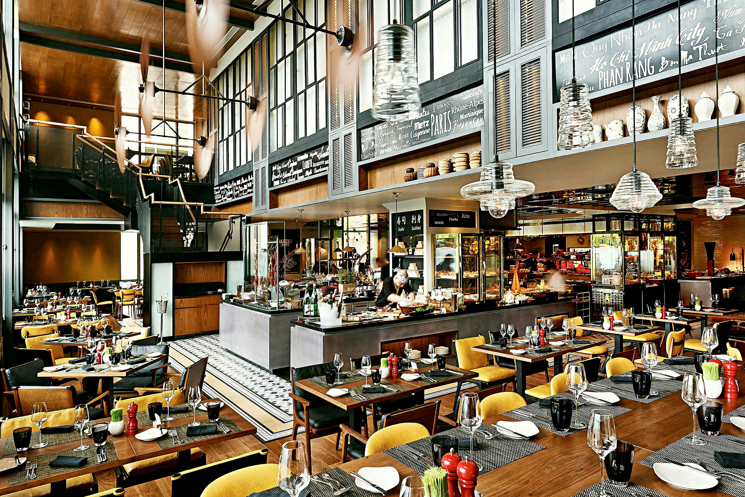 En elegant restaurant med dekkede bord, åpent kjøkken og moderne interiør. (AI-generert tekst)