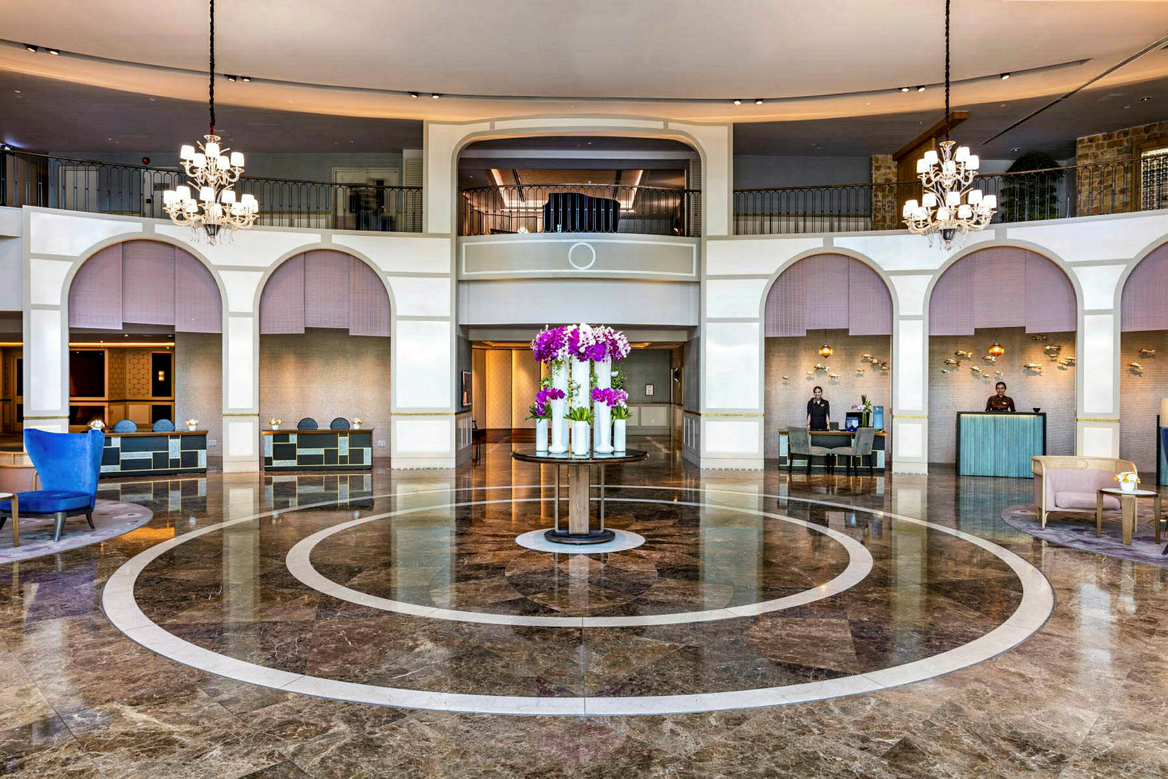 Hotellobby med marmorgulv, resepsjon og kunst med blomster. (AI-generert tekst)