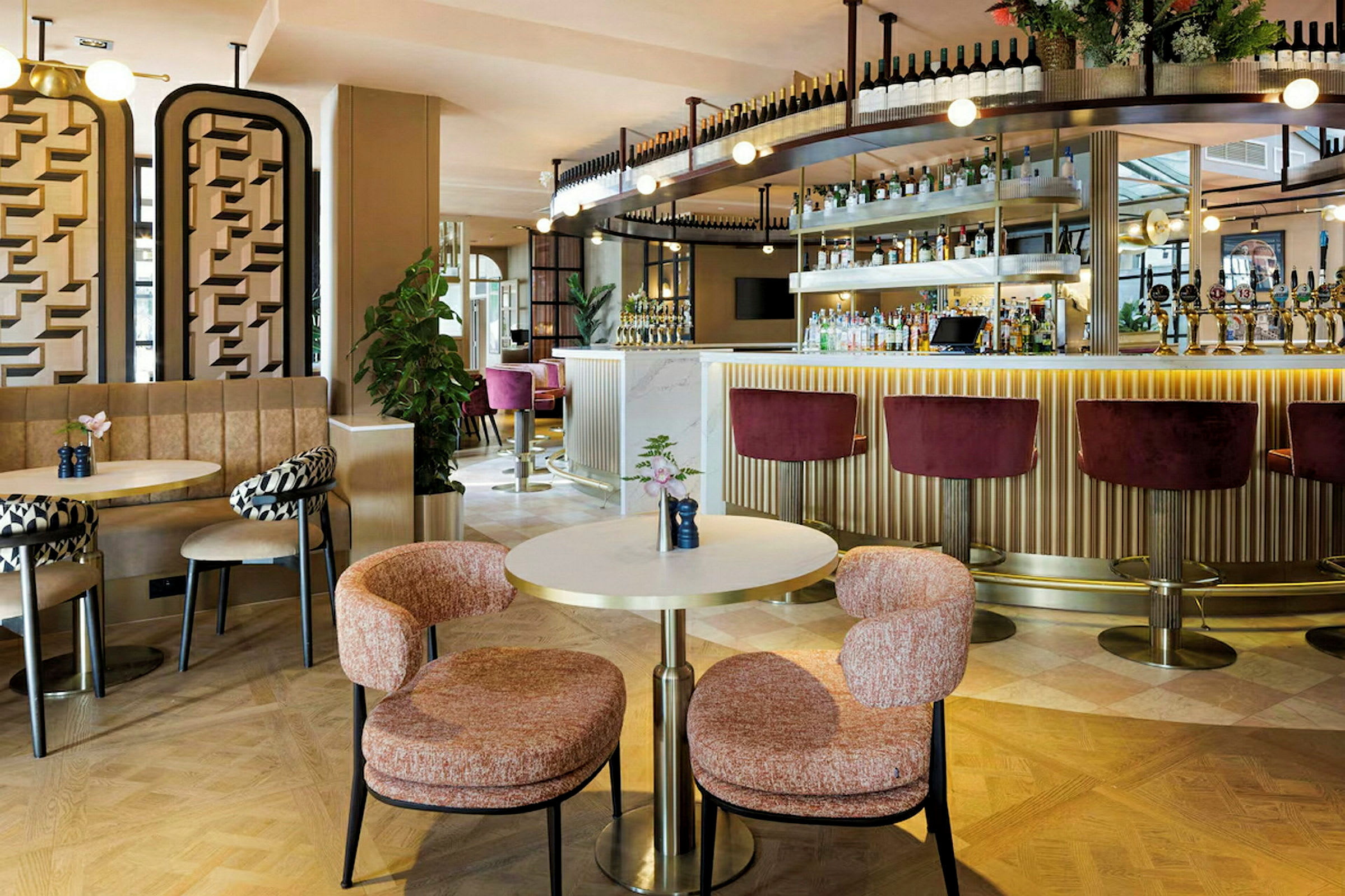 Moderne bar og sitteområde med elegant interiør og varme farger. (AI-generert tekst)