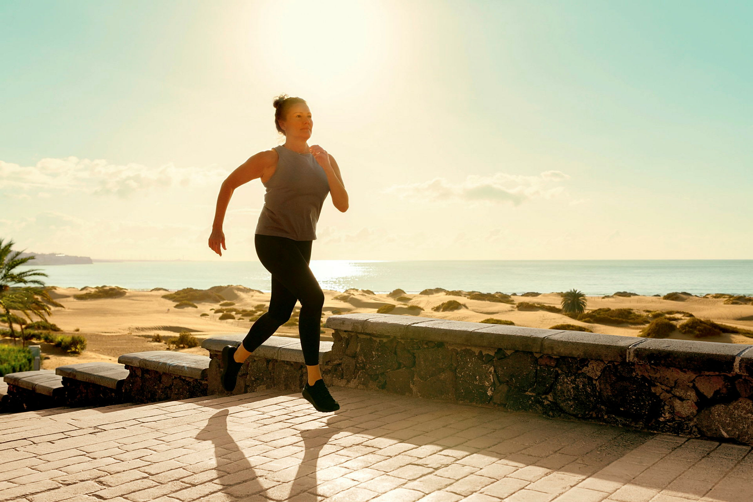 Person jogger ved et kystlandskap. (AI-generert tekst)