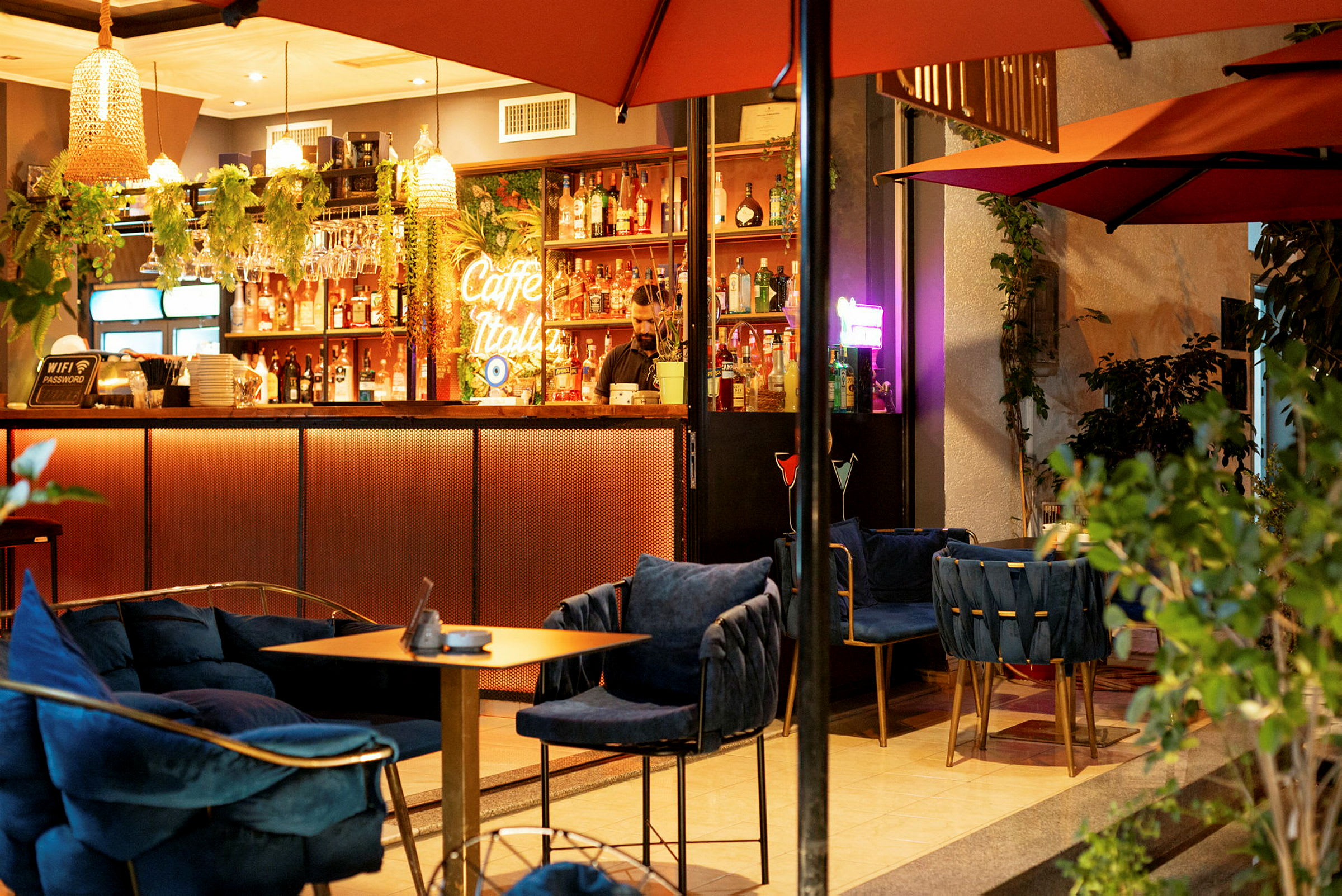 En koselig og stemningsfull kafé- og bardisk med sitteplasser og dekorative planter. (AI-generert tekst)