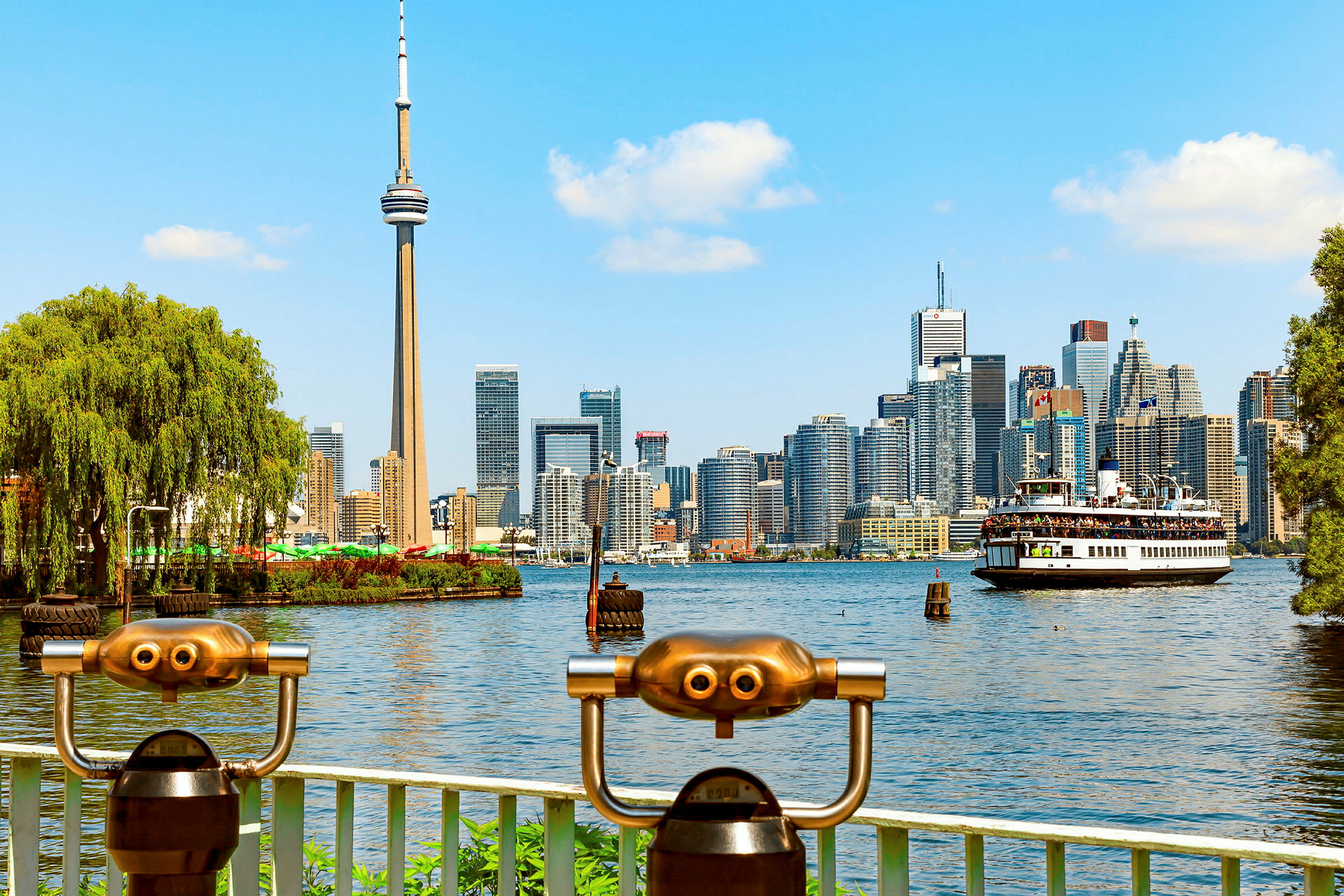 Utsikt over Torontos skyline med CN Tower og en ferge på vannet. (AI-generert tekst)