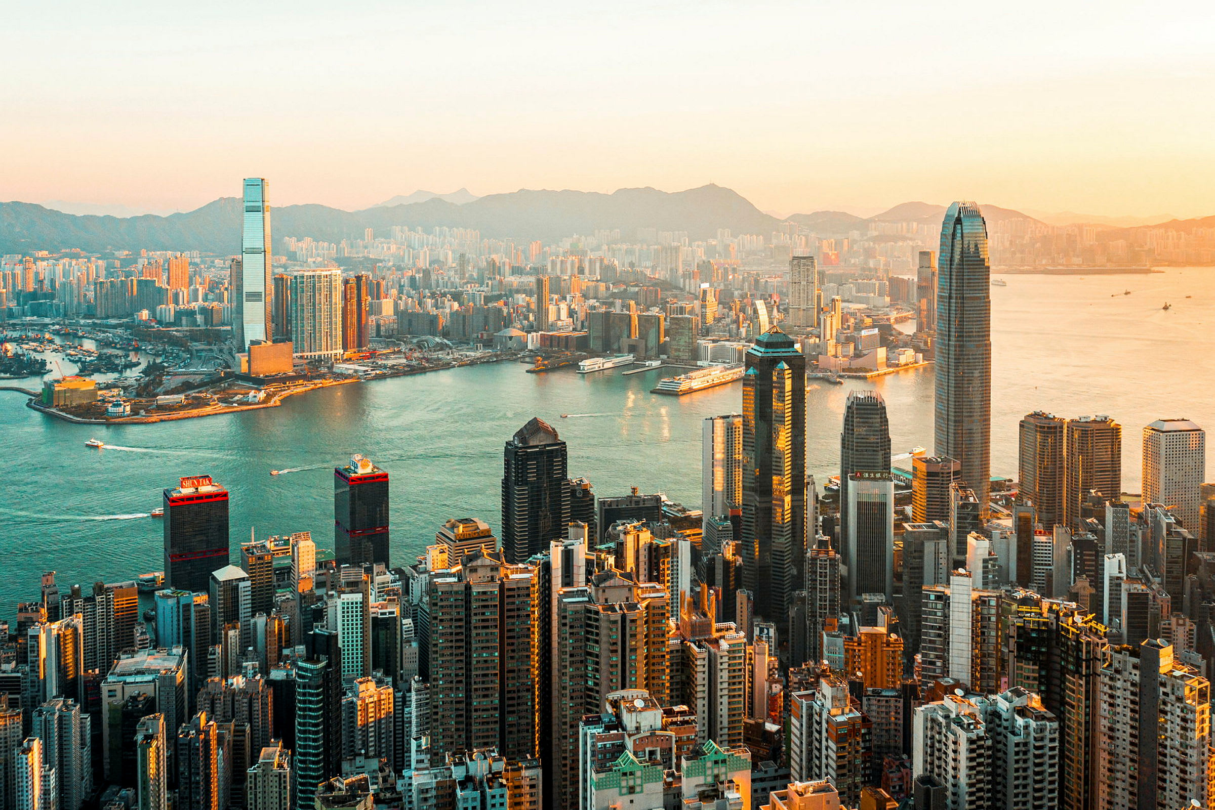 Utsikt over Hong Kong og dens skyskrapere ved solnedgang. (AI-generert tekst)