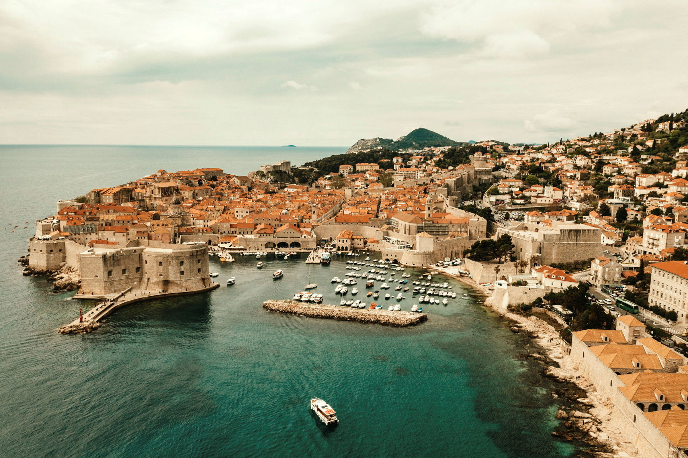 Utsikt over Dubrovnik med gamlebyens murer og havnen. (AI-generert tekst)