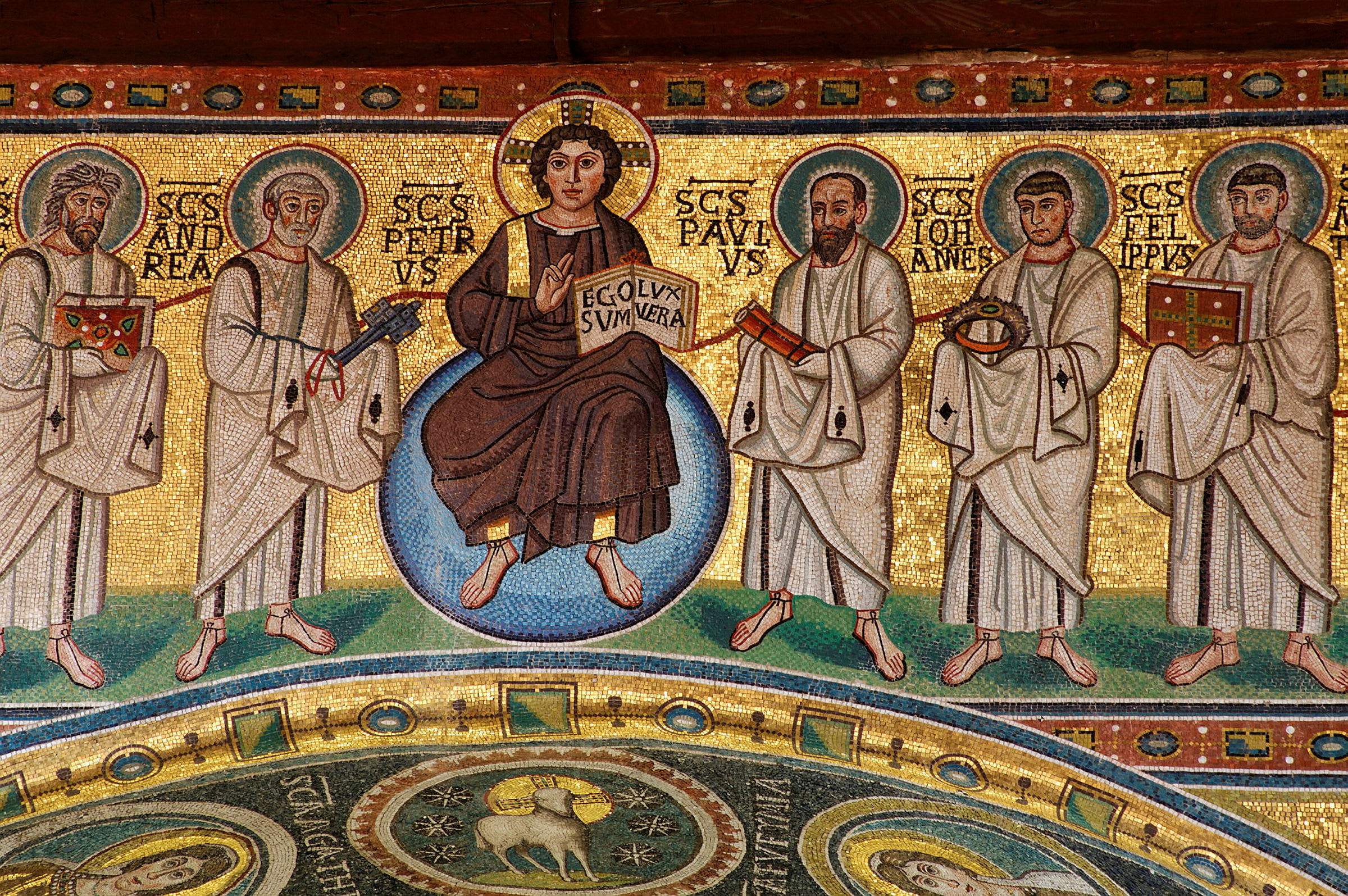 Mosaikk som viser religiøse figurer med skriftruller og bøker, omgitt av gyllen bakgrunn. (AI-generert tekst)