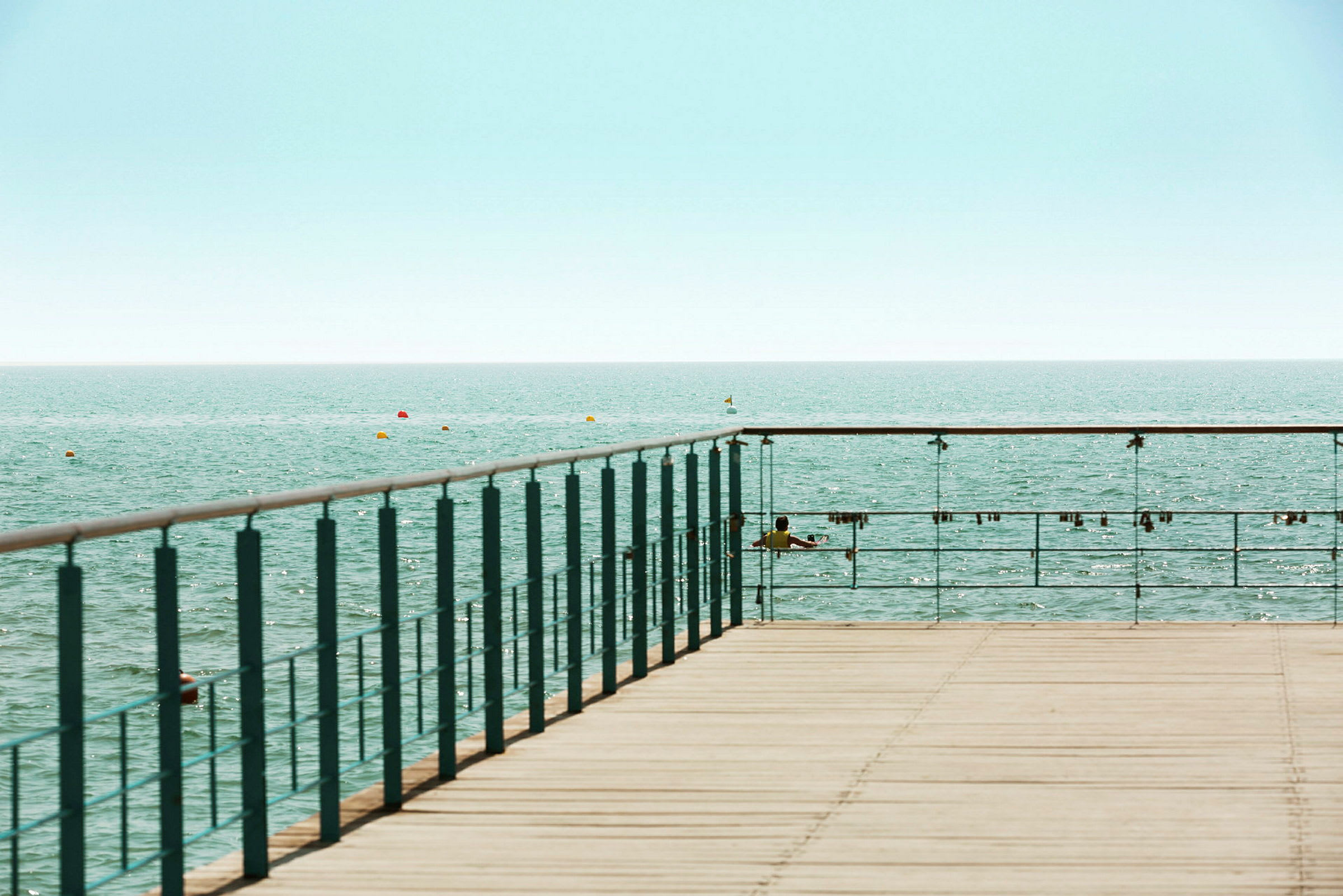 En utsikt fra en trebrygge mot havet. (AI-generert tekst)