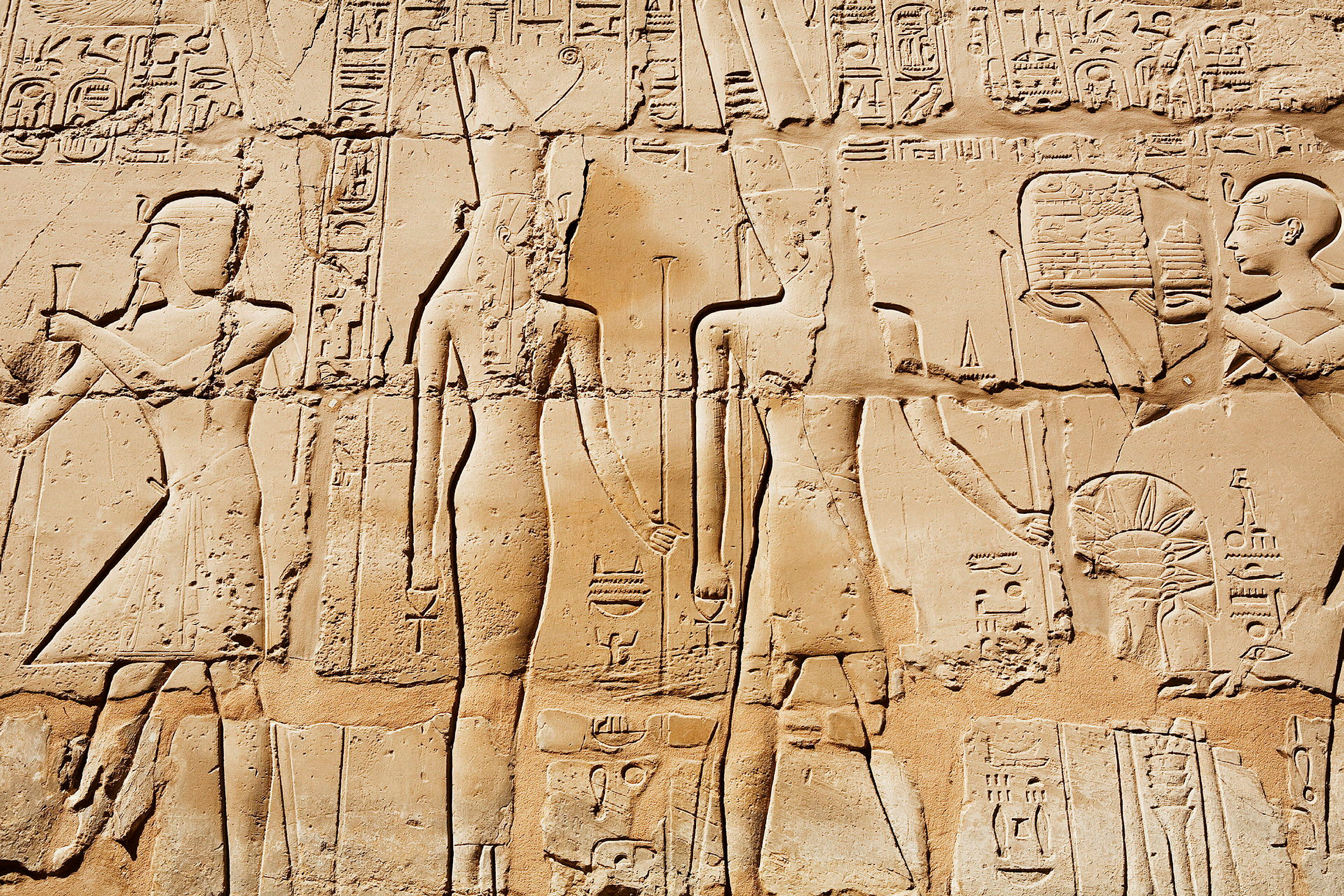 Vegg med detaljerte antikke egyptiske hieroglyfer og relieffer. (AI-generert tekst)