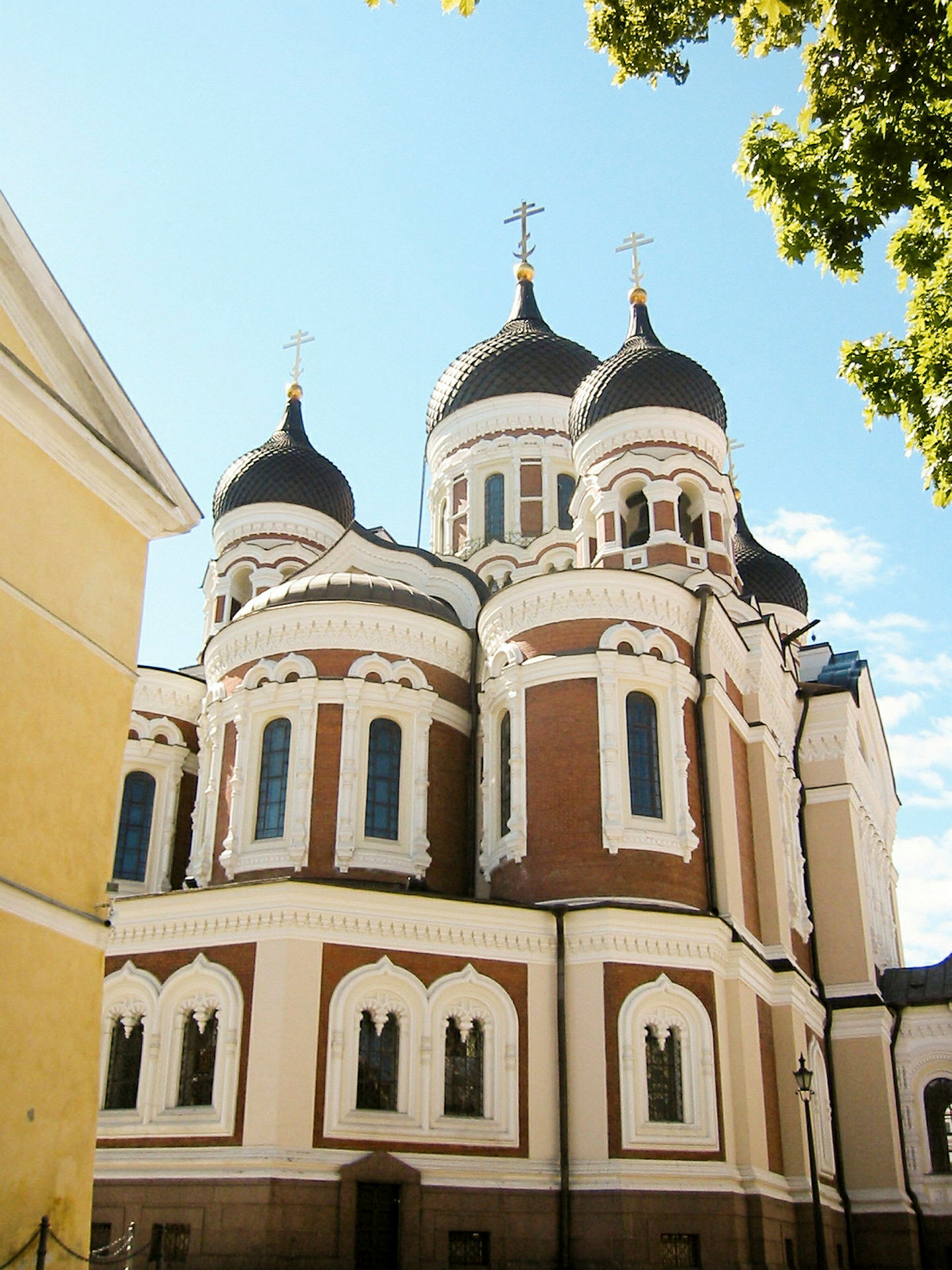 Bilde av en ortodoks kirke med kuppelformede tak og detaljerte fasader. (AI-generert tekst)