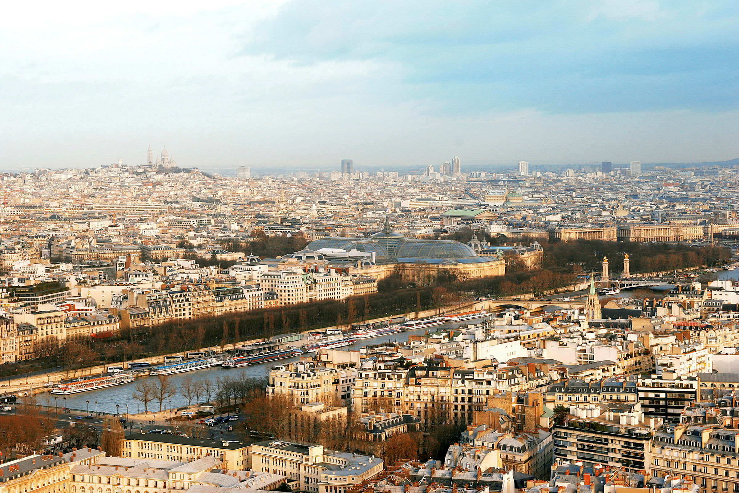Bybilde som viser en utsikt over Paris med elven Seine og bygninger i forgrunnen. (AI-generert tekst)