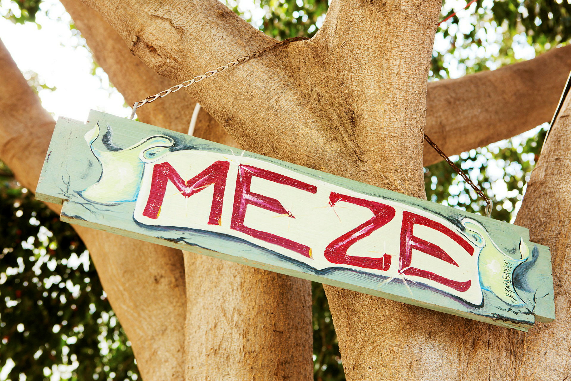 Treskilt med teksten 'MEZE' henger fra et tre. (AI-generert tekst)