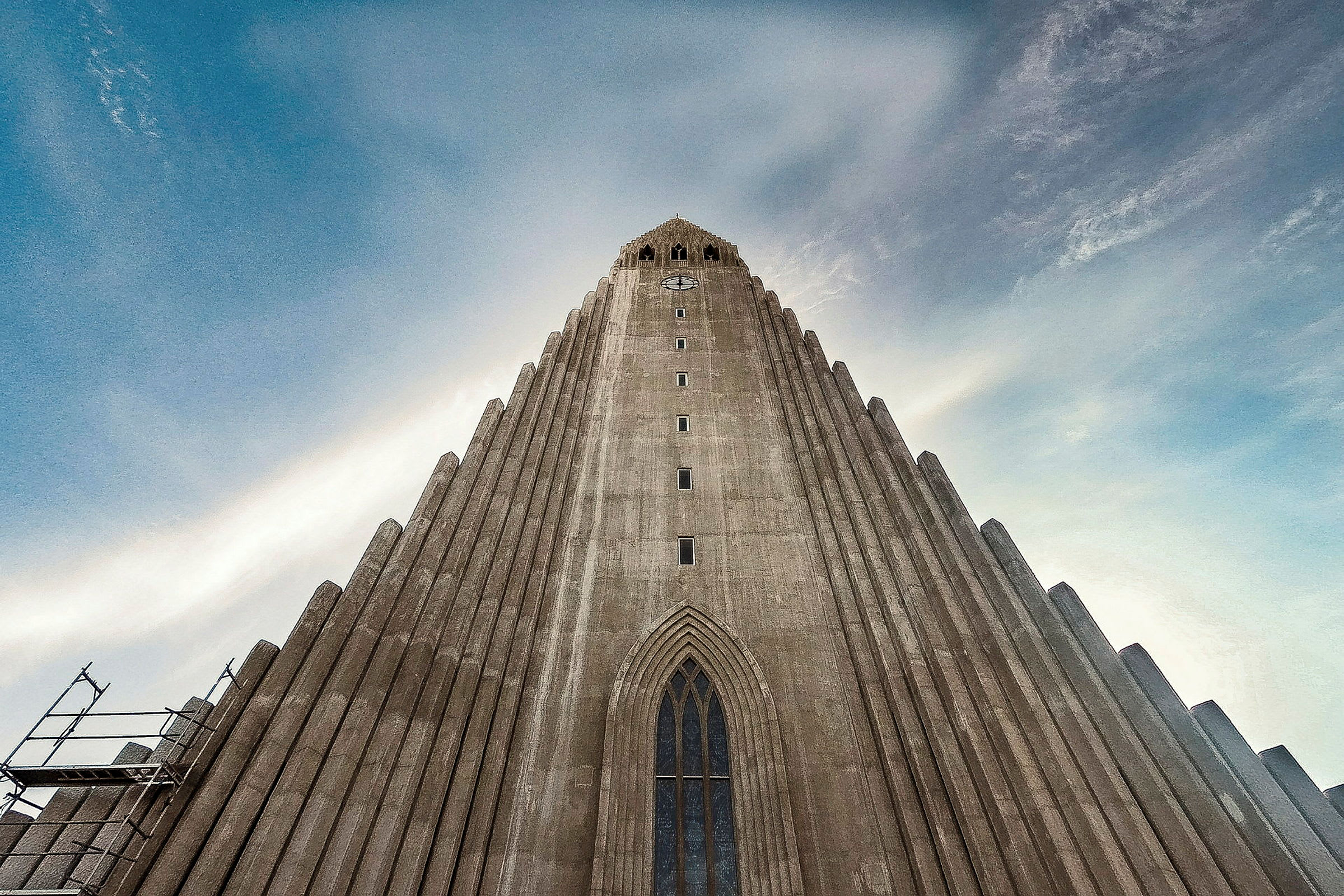 En kirkebygning med arkitektoniske detaljer og blå himmel. (AI-generert tekst)