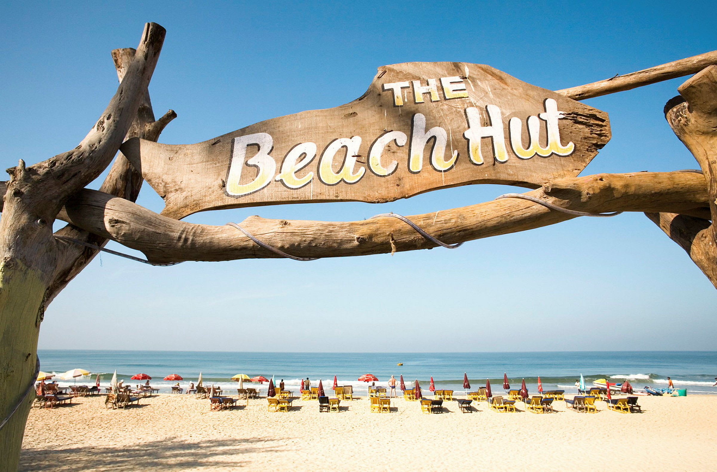Et bilde av en strand med et skilt hvor det står "The Beach Hut" i forgrunnen. (AI-generert tekst)