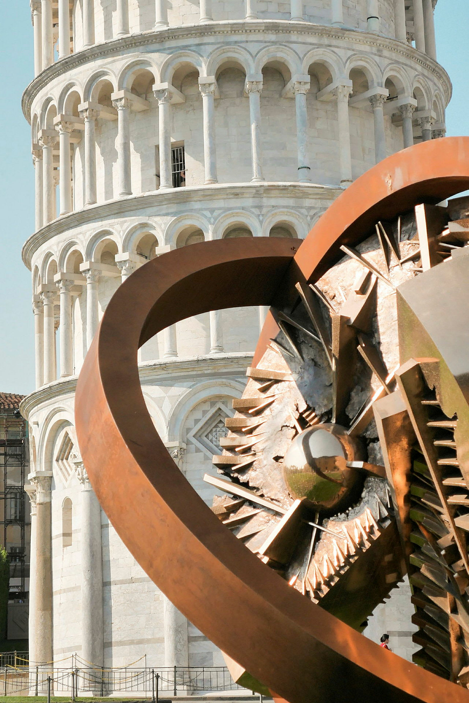 Bilde av Det skjeve tårn i Pisa, med en moderne metallskulptur i forgrunnen. (AI-generert tekst)