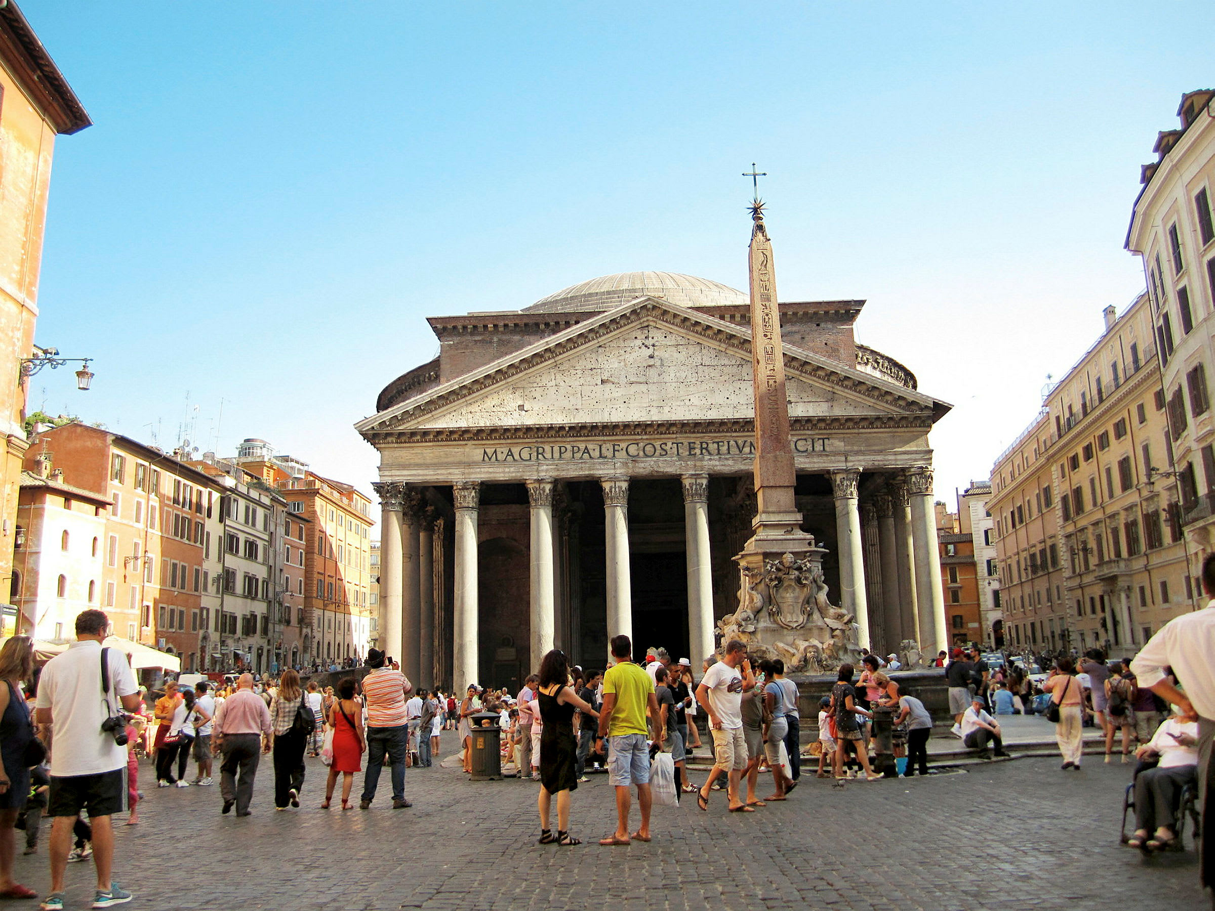 Pantheon i Roma med mennesker på torget foran. (AI-generert tekst)