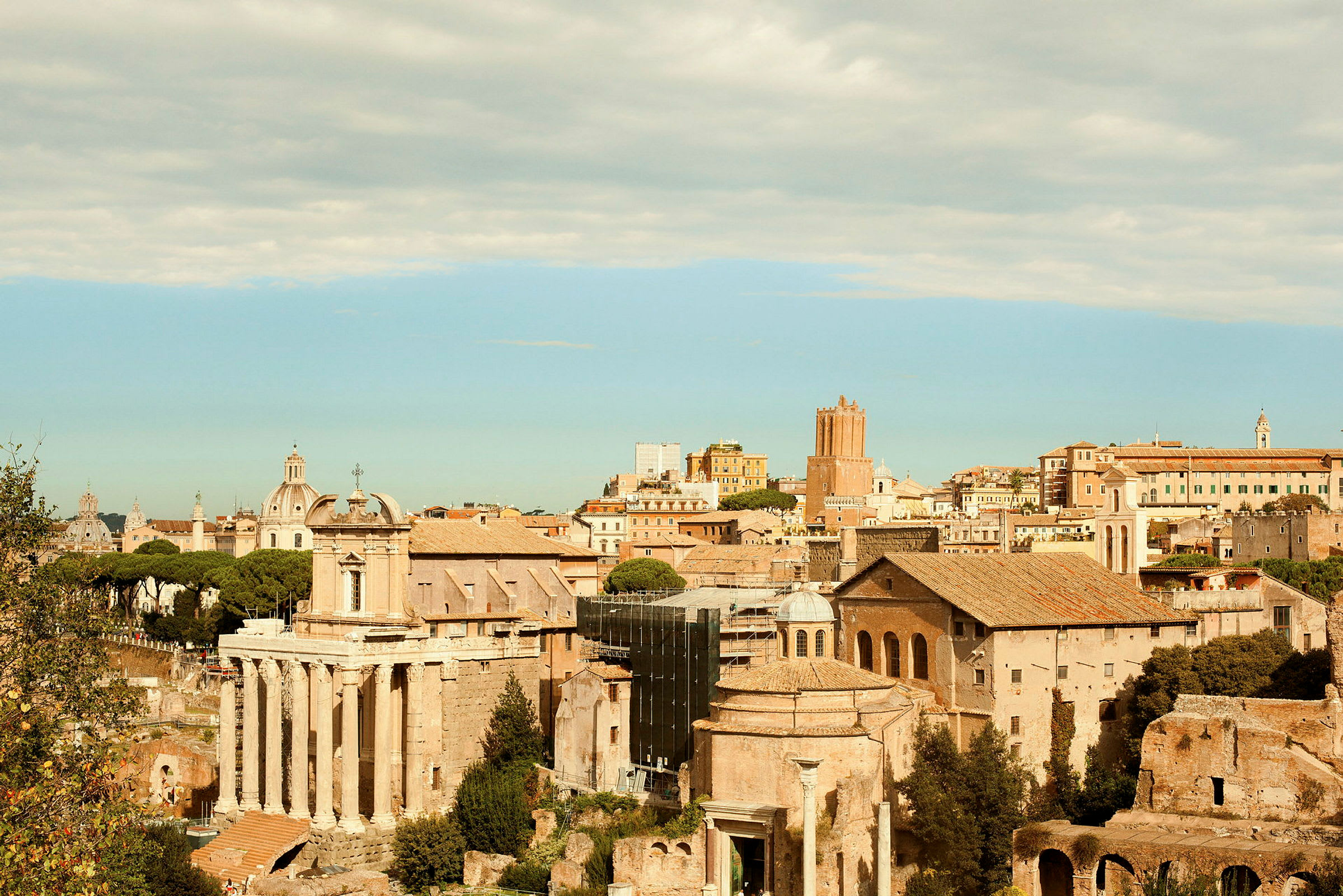 En utsikt over antikke bygninger i Roma. (AI-generert tekst)