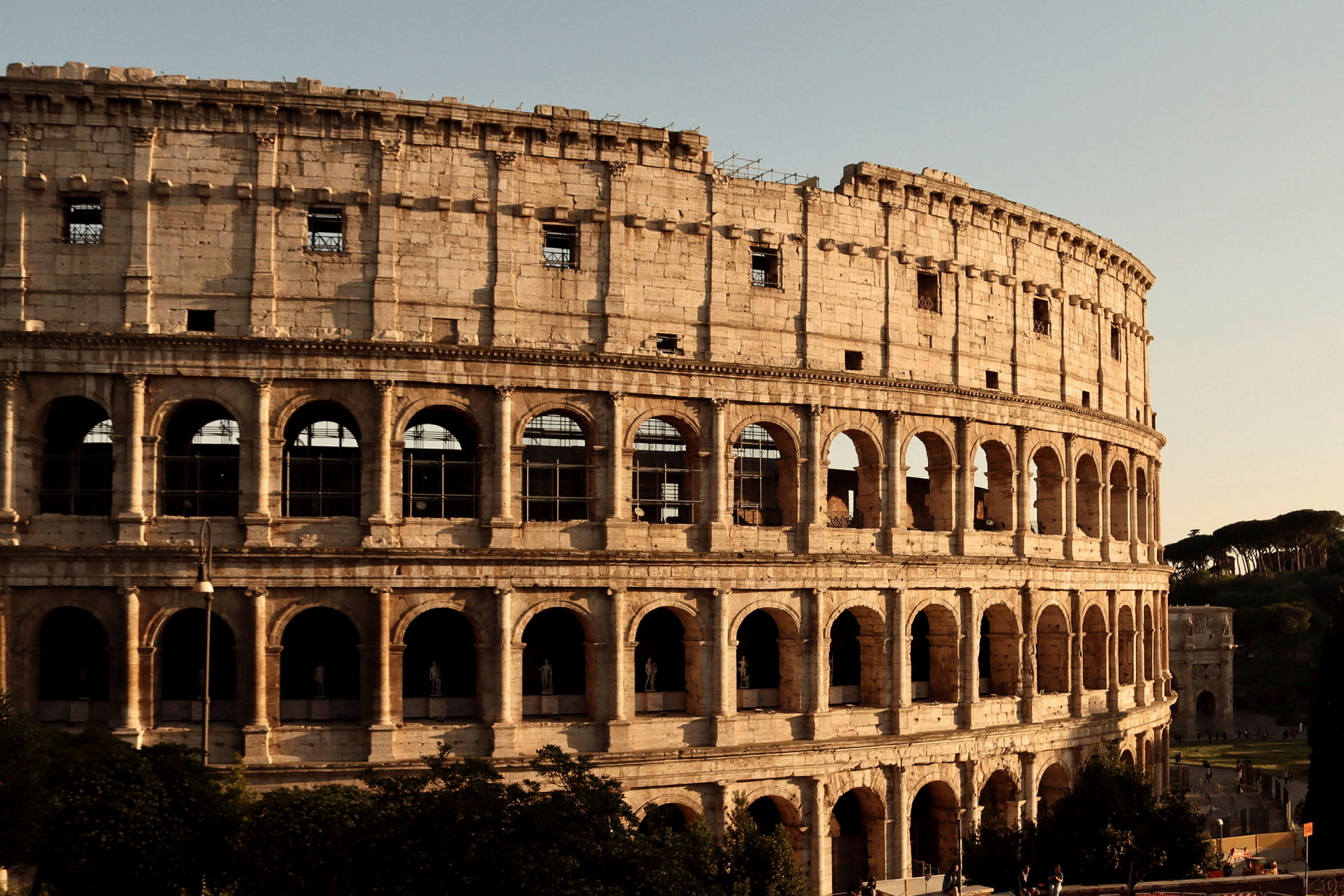 Bilde av Colosseum i Roma, med en blå himmel i bakgrunnen. (AI-generert tekst)