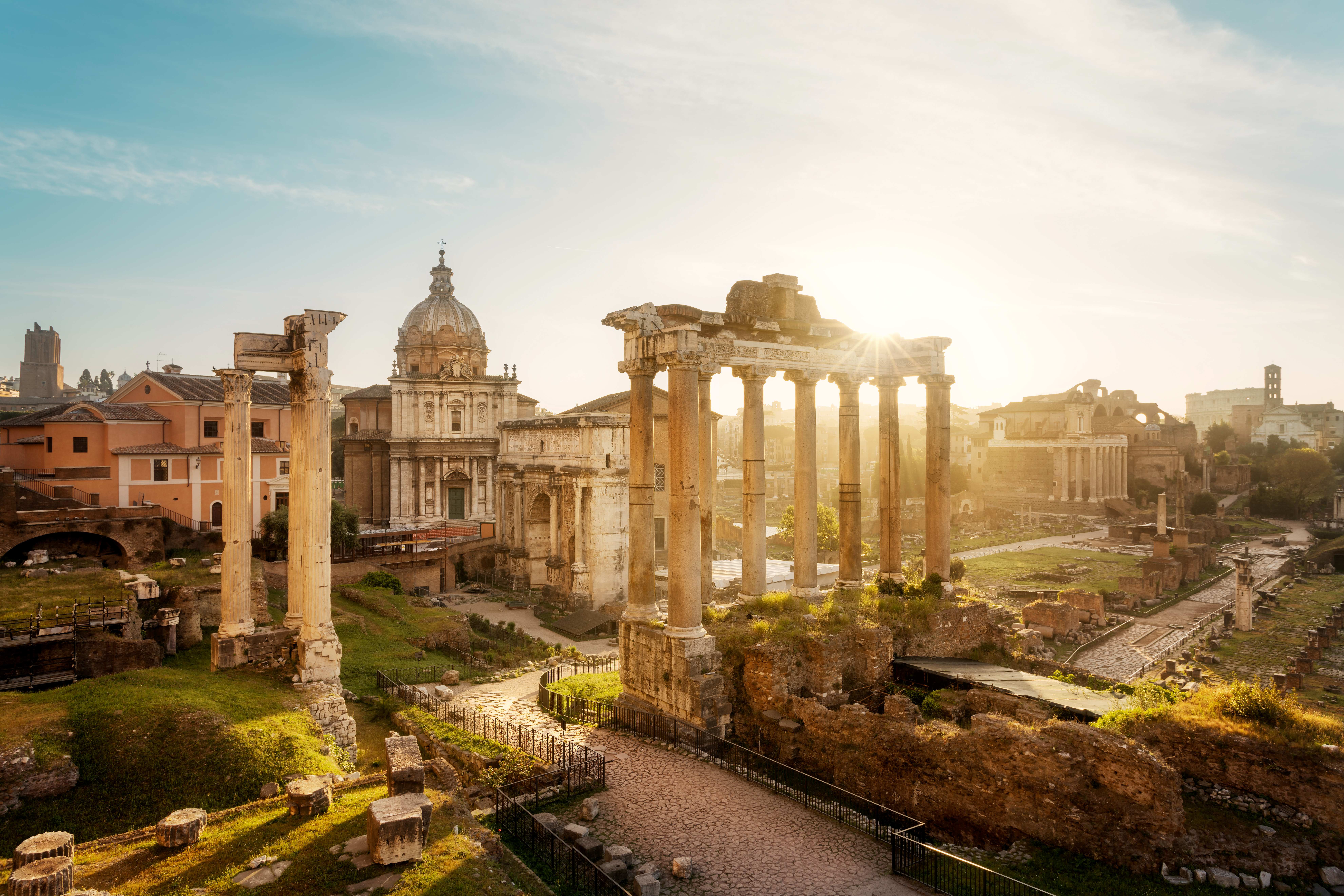 Utsikt over Forum Romanum i Roma med ruiner og antikke søyler i forgrunnen. (AI-generert tekst)