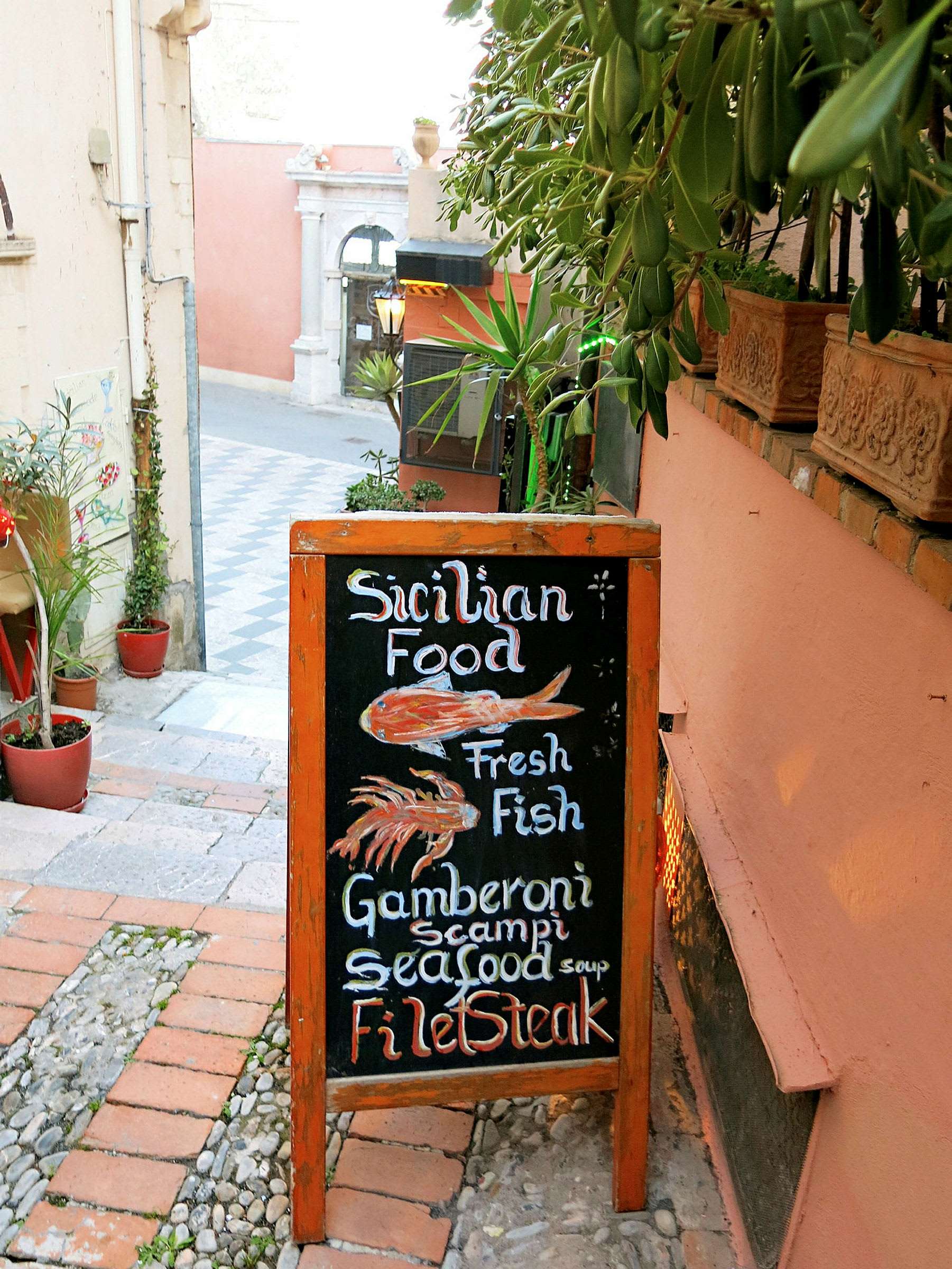 Et skilt i en gate som annonserer siciliansk mat. (AI-generert tekst)