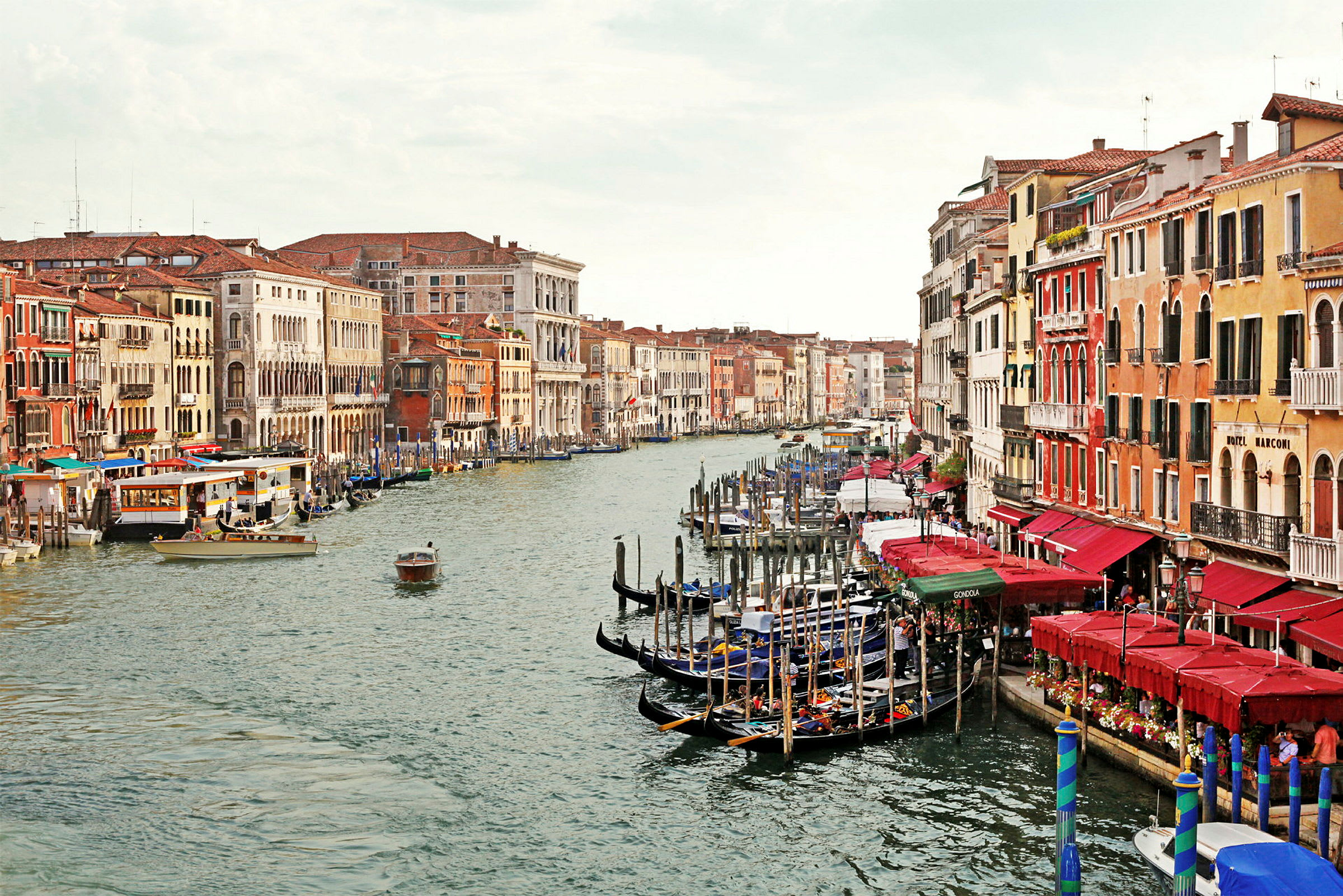 En kanal med gondoler og fargerike bygninger på begge sider i Venezia. (AI-generert tekst)
