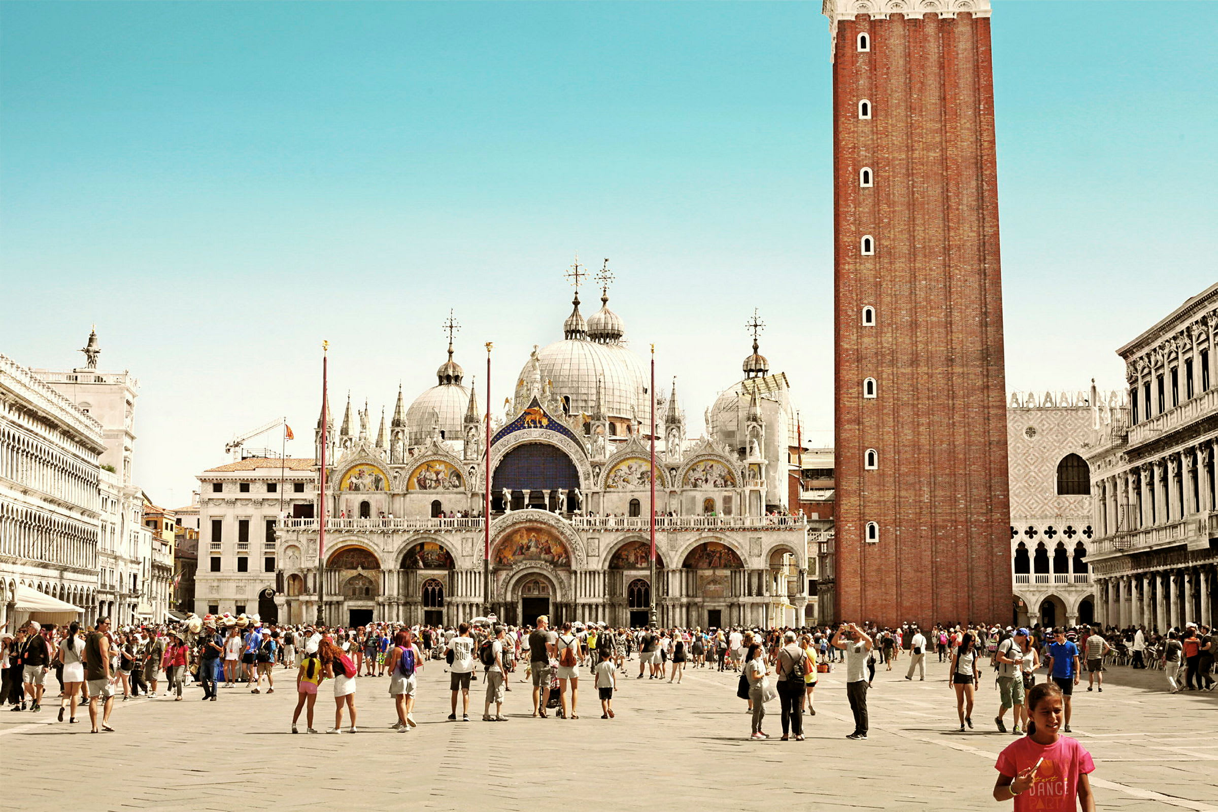 Markusplassen i Venezia med basilikaen og klokketårnet i bakgrunnen. (AI-generert tekst)