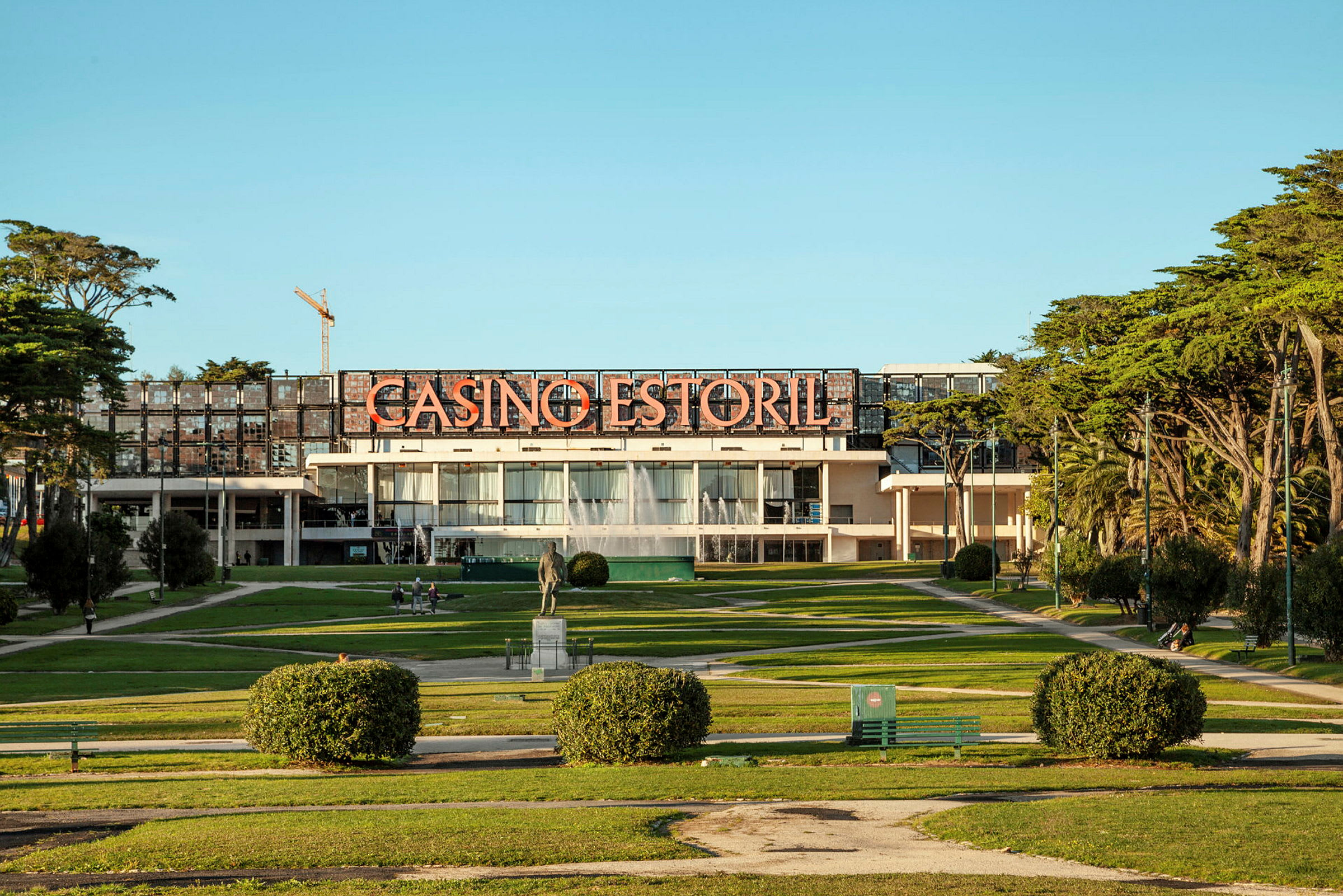Bilde av Casino Estoril, omgitt av grøntområder og gangstier. (AI-generert tekst)