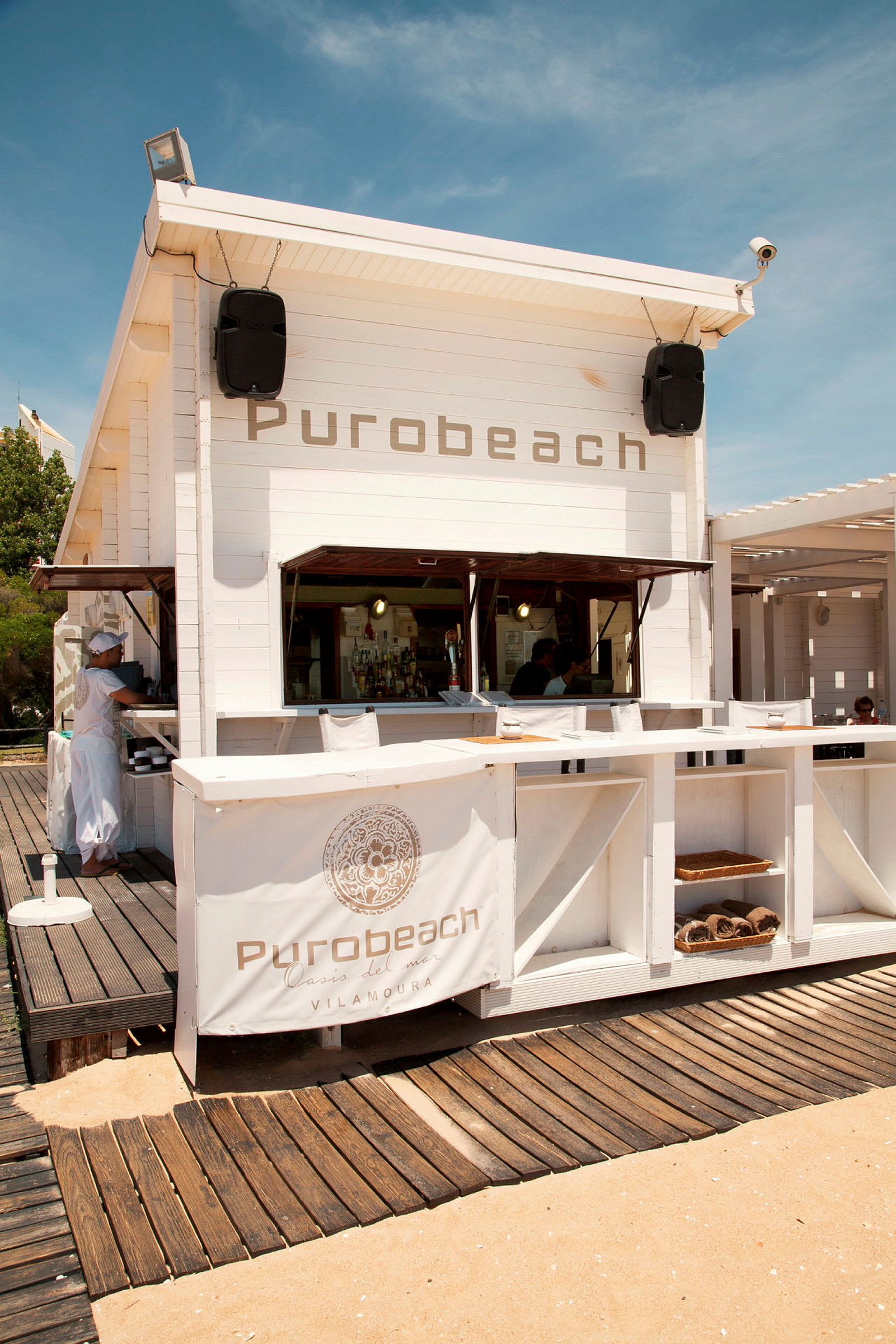Hvit trekonstruksjon med teksten 'Purobeach' på fronten. (AI-generert tekst)