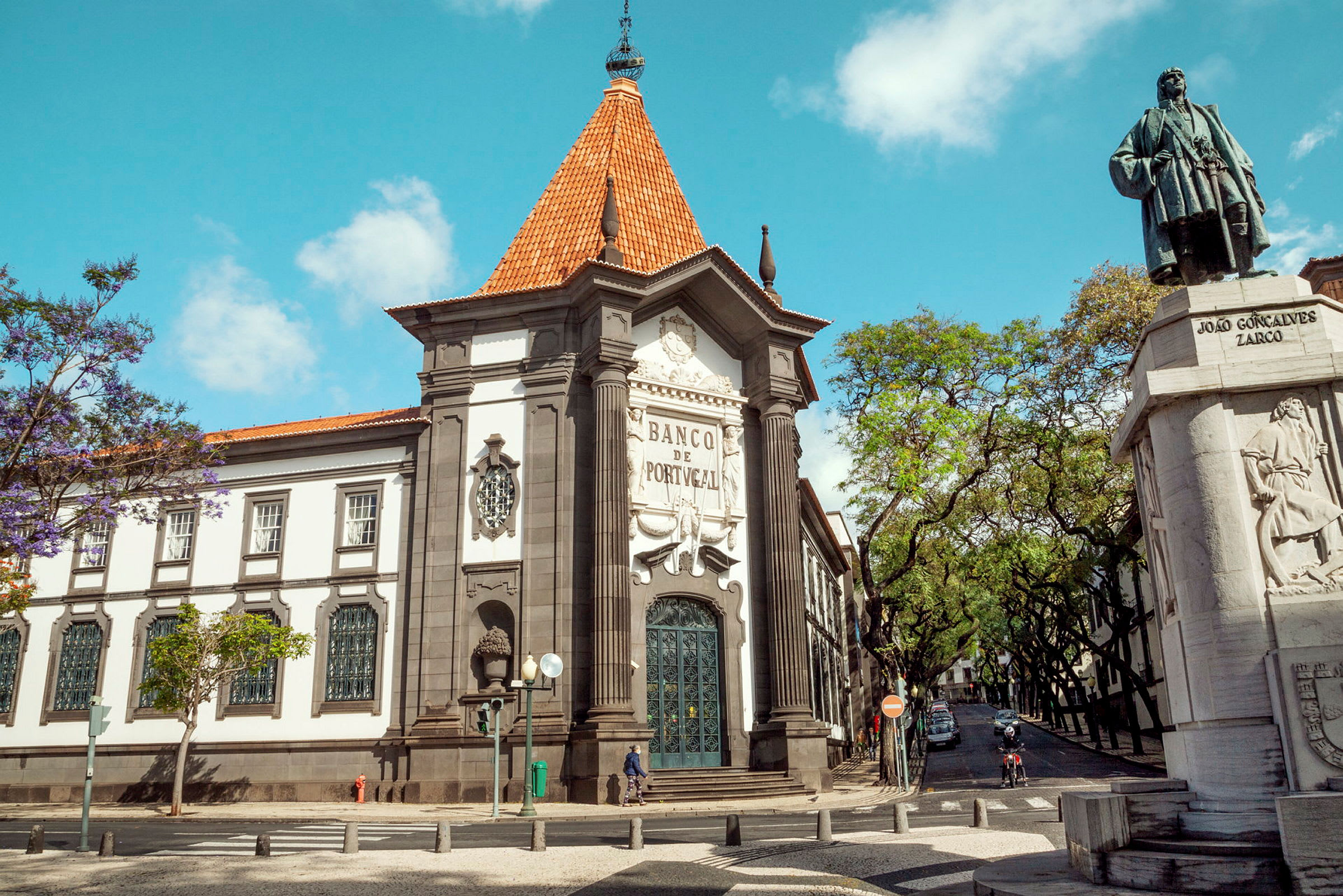 Bygningen til Banco de Portugal med en statue av João Gonçalves Zarco i forgrunnen. (AI-generert tekst)