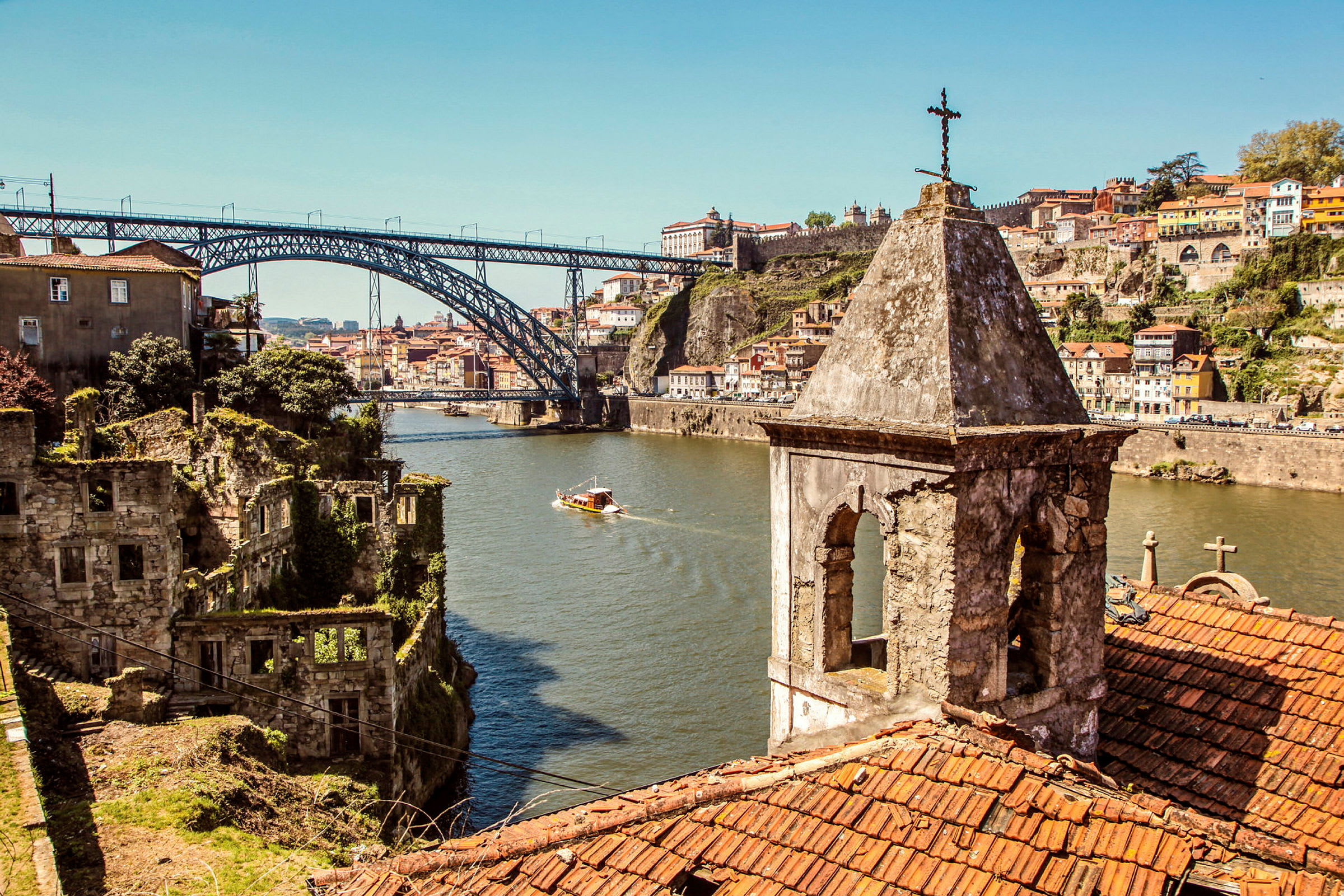 En elv med en bro og omkringliggende bygninger. (AI-generert tekst)