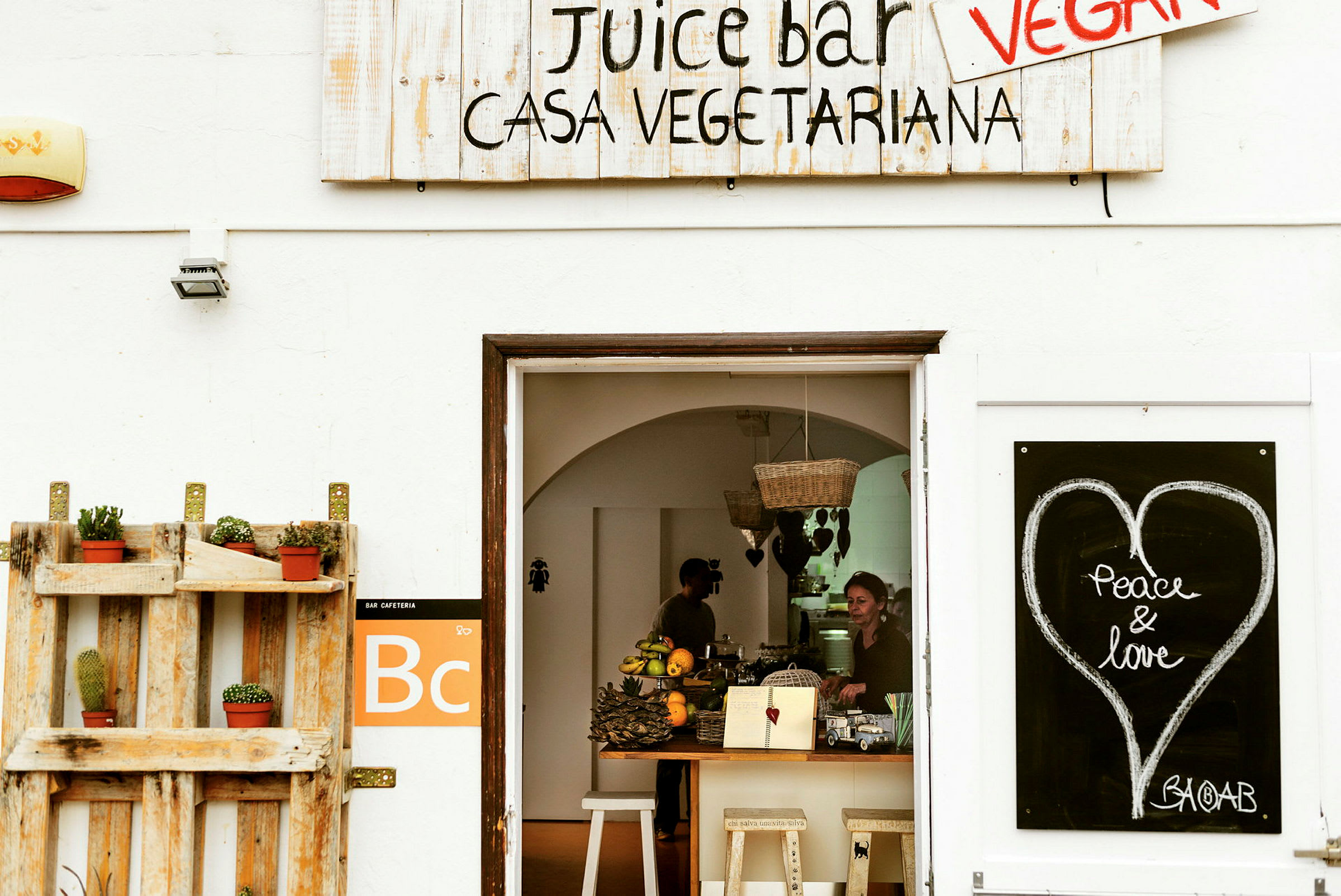 Inngang til en juicebar med skilt og dekorasjoner. (AI-generert tekst)