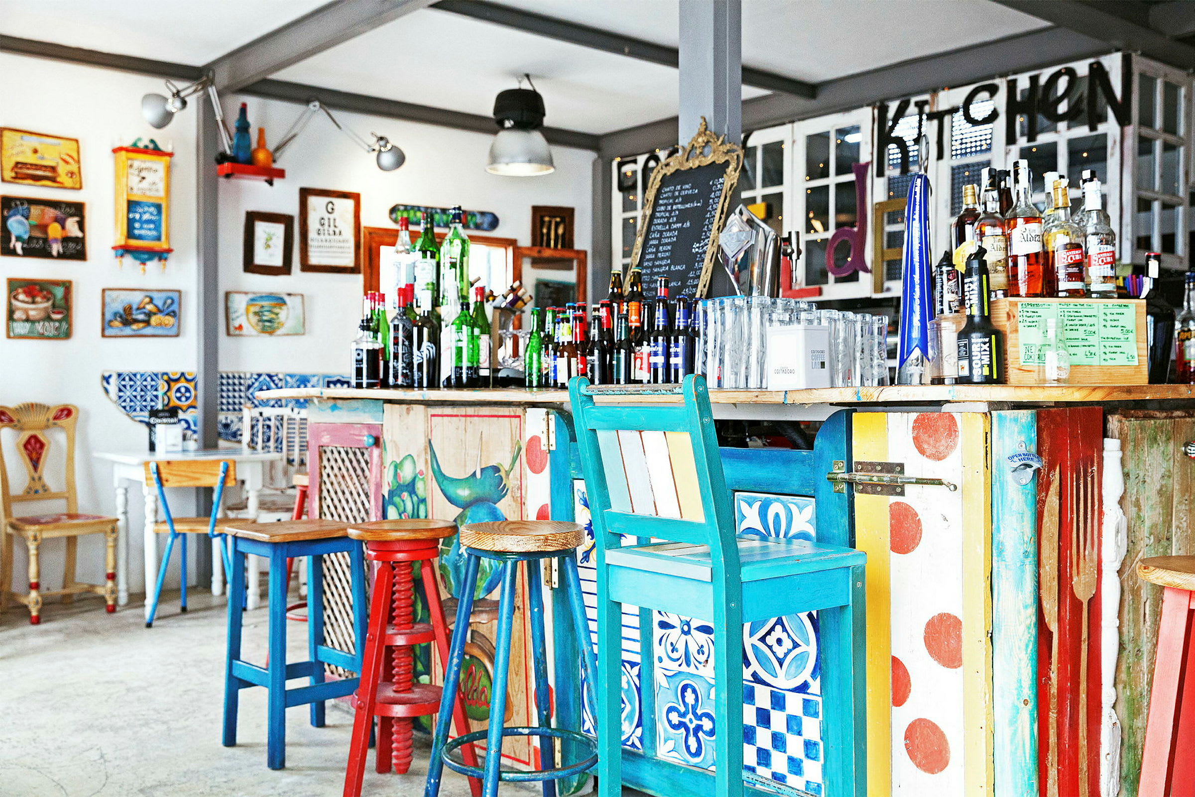 En rustikk og fargerik bar med vintage-dekorasjoner og flasker arrangert på bardisken. (AI-generert tekst)