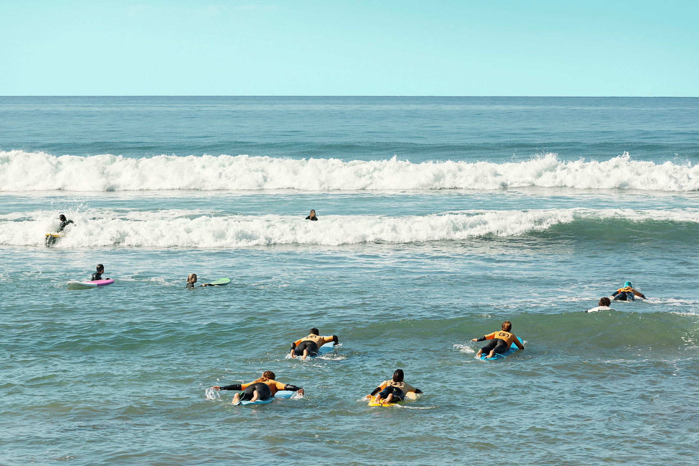 Personer som padler på surfebrett i havet. (AI-generert tekst)